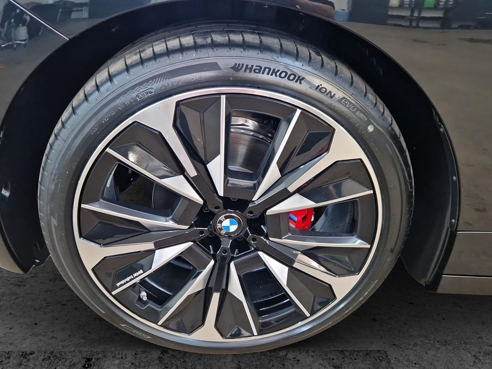 BMW iX M70-image-8