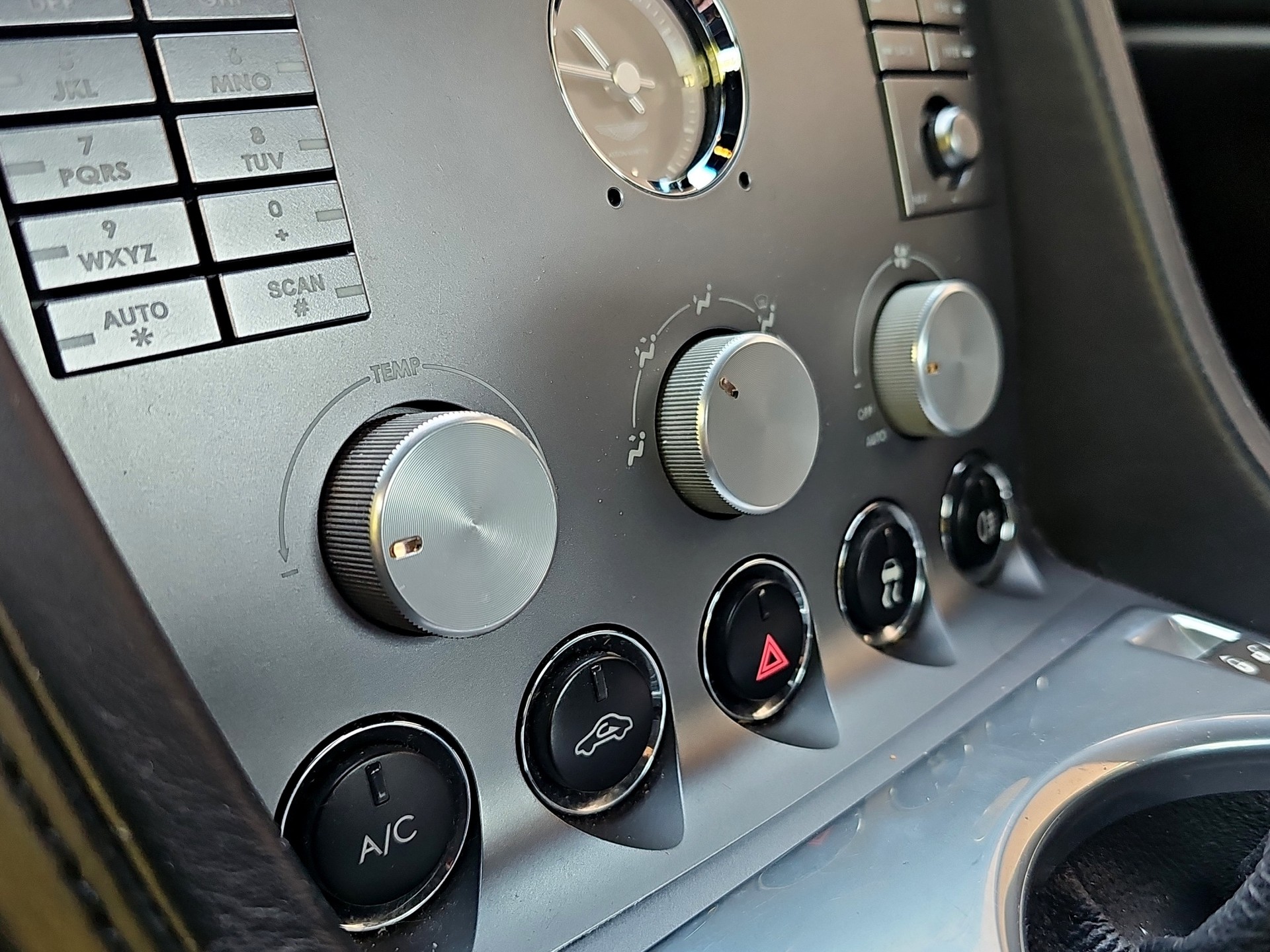ASTON MARTIN V8 Vantage 4.3-image-18