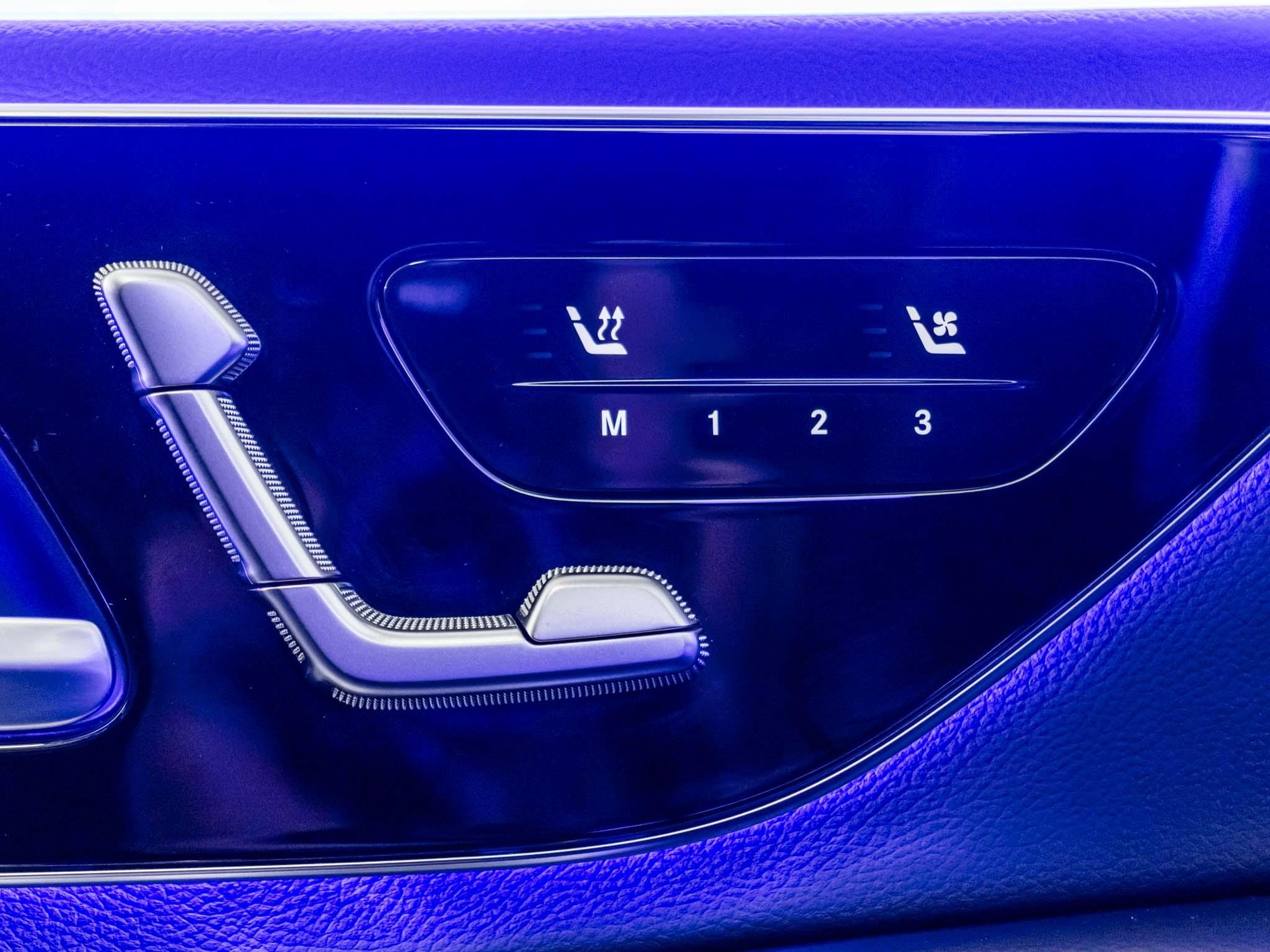 MERCEDES-BENZ E 200 4MATIC-image-12