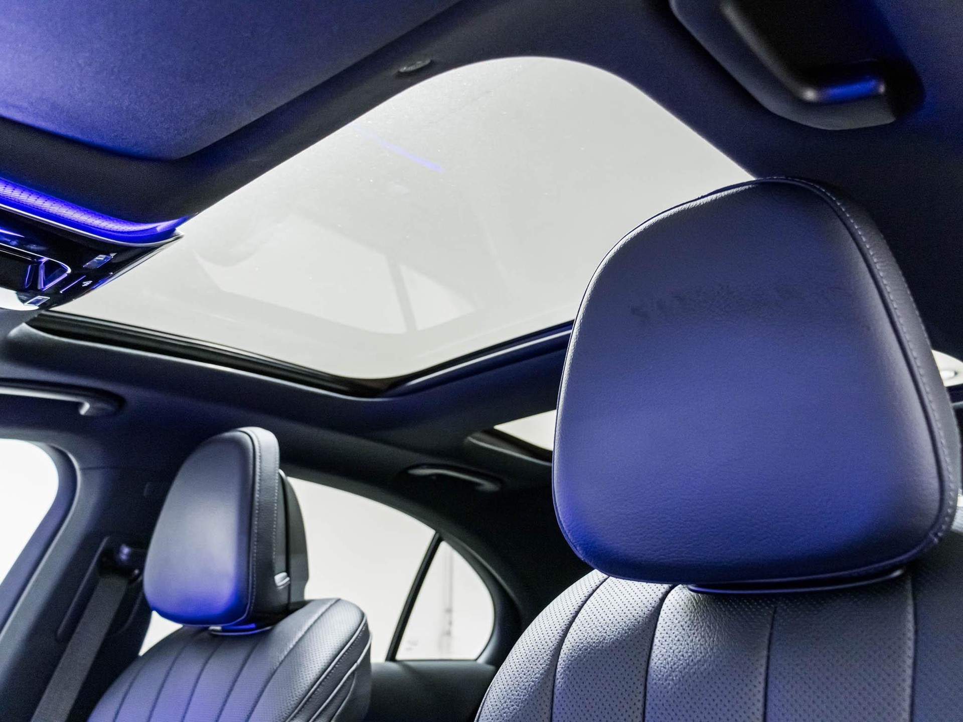 MERCEDES-BENZ E 200 4MATIC-image-8