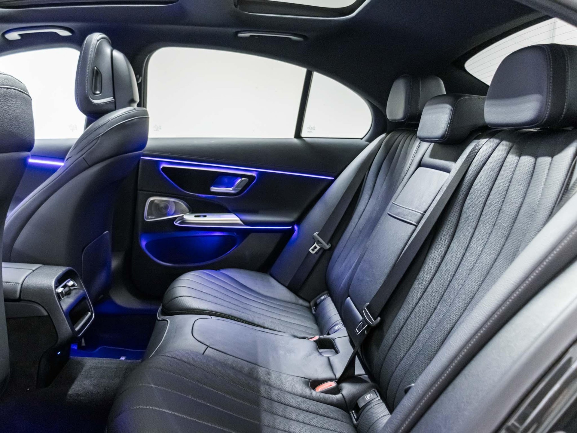 MERCEDES-BENZ E 200 4MATIC-image-7