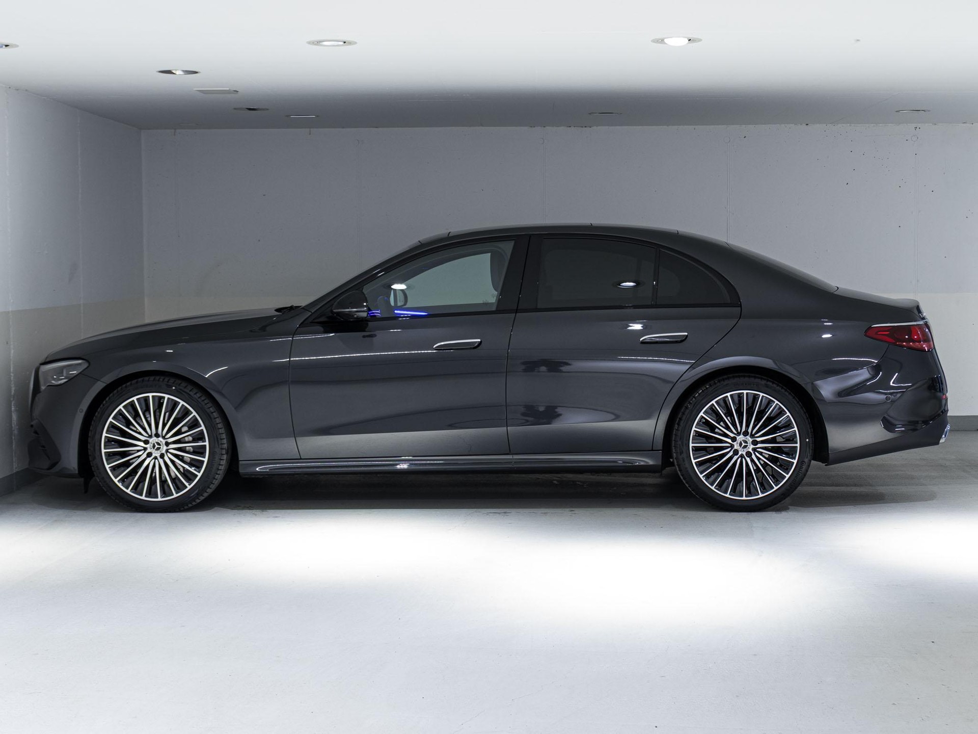 MERCEDES-BENZ E 200 4MATIC-image-4