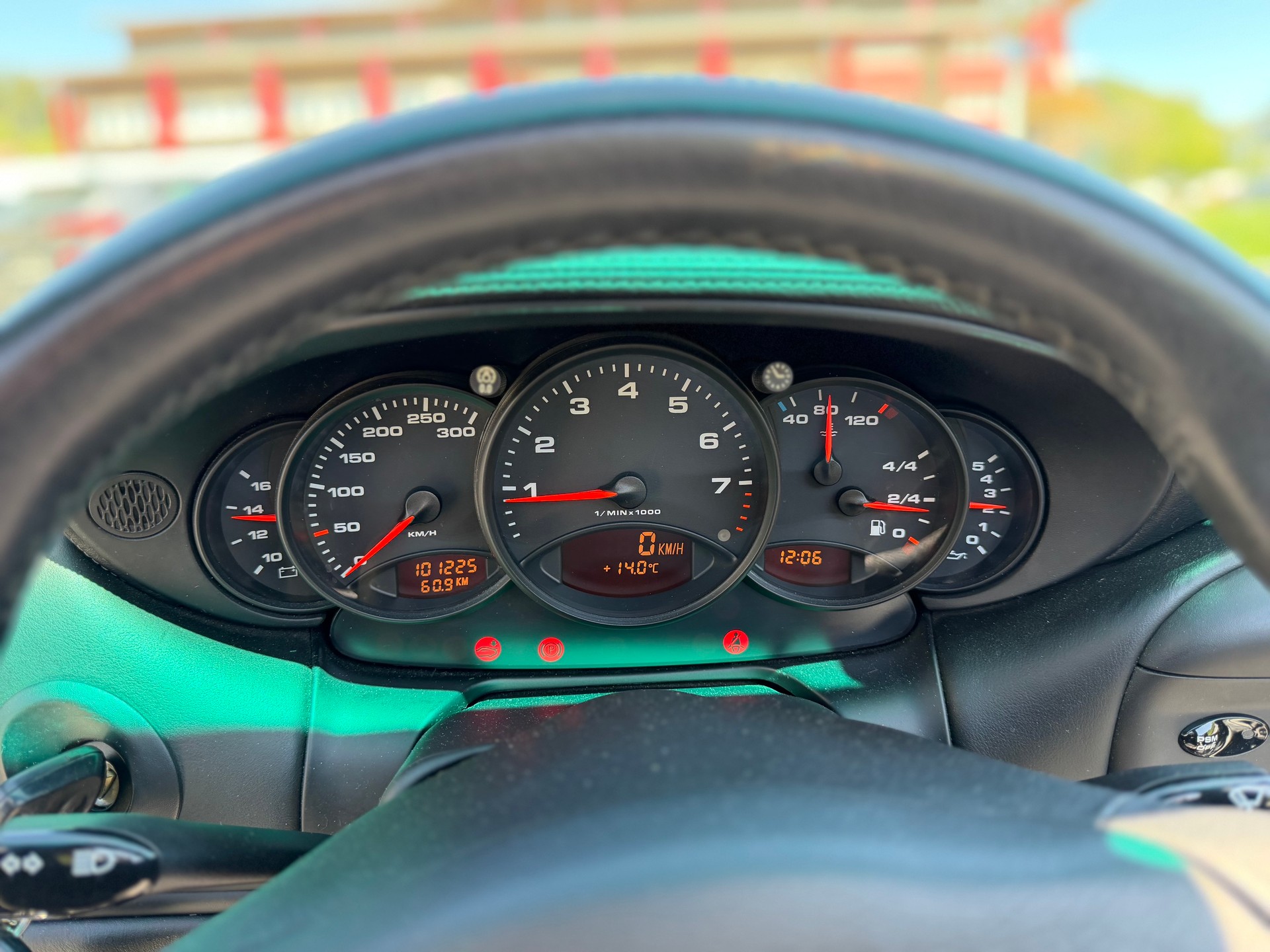 PORSCHE 911 Carrera Cabrio-image-13