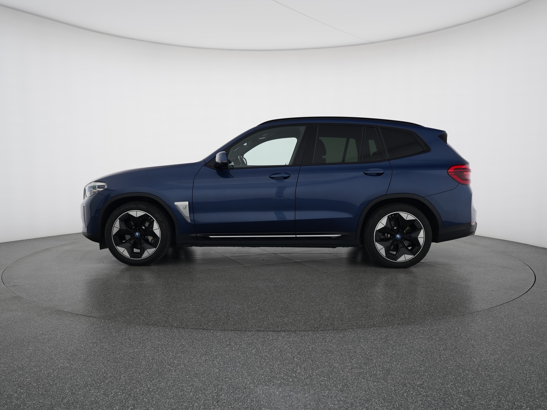BMW iX3 E-Motor-showroom-element-1