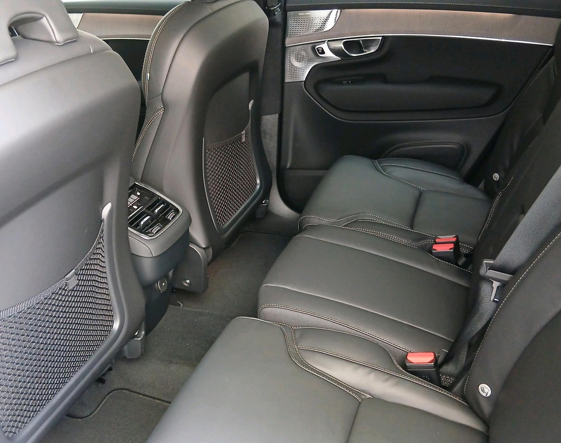 VOLVO XC90 2.0 B5 MH Ultra Dark AWD-showroom-element-3