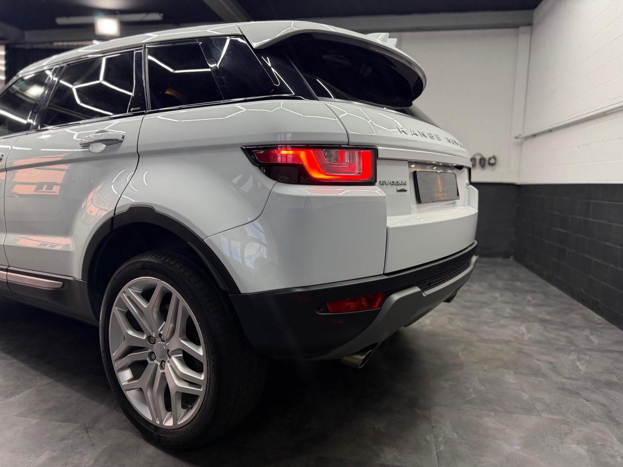 LAND ROVER Range Rover Evoque 2.0 TD4 HSE AT9-showroom-element-3