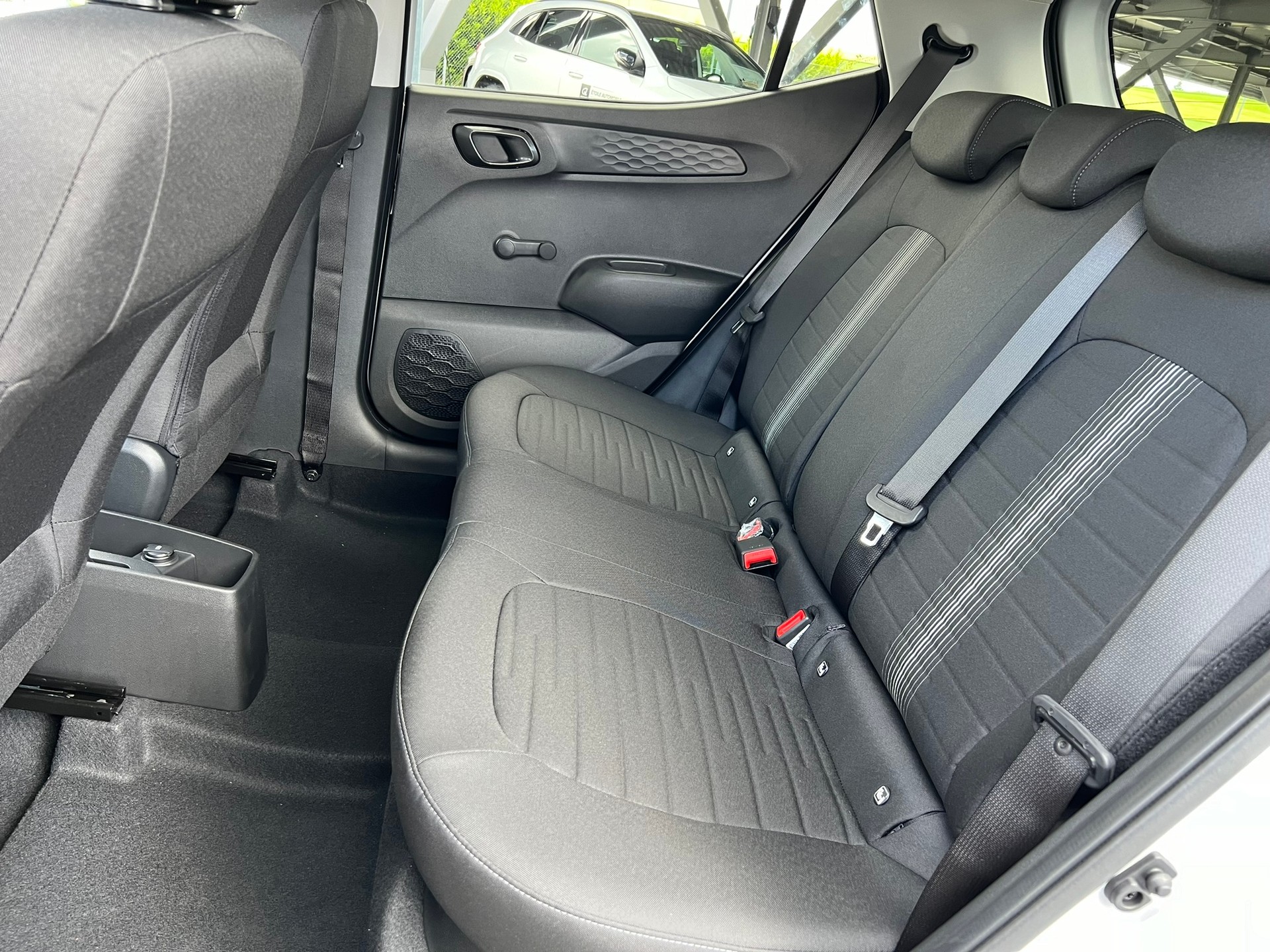 HYUNDAI i10 1.2 Amplia Aut.-image-9