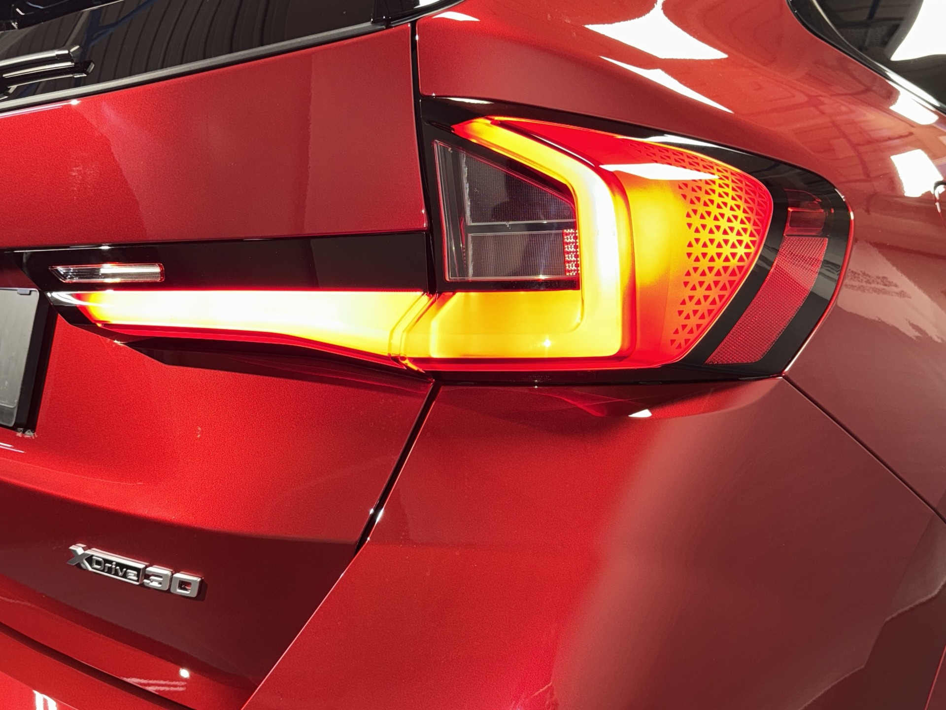 BMW iX1 30 xDrive-image-5