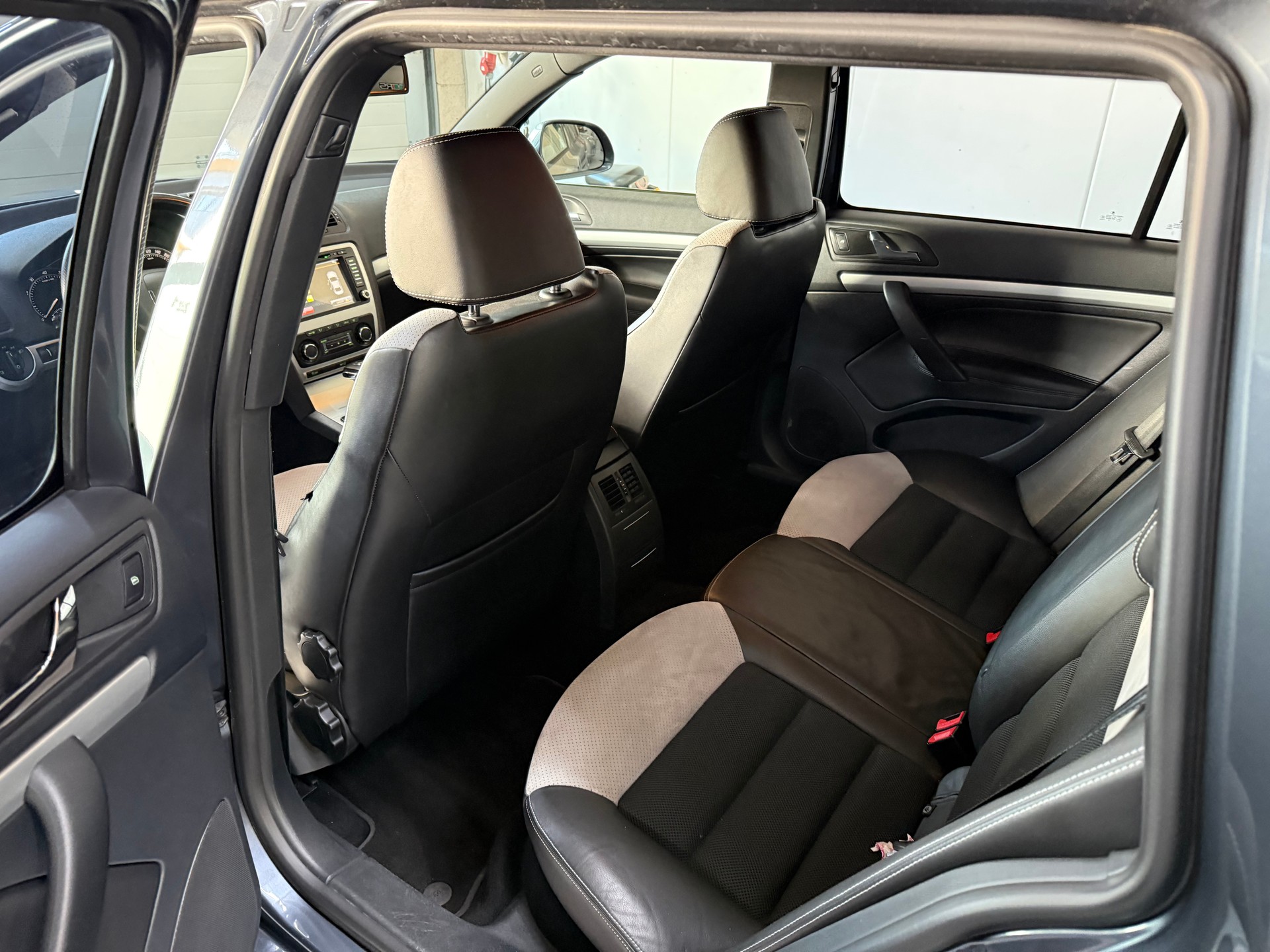 SKODA Octavia Combi 2.0 TSI RS DSG-image-7