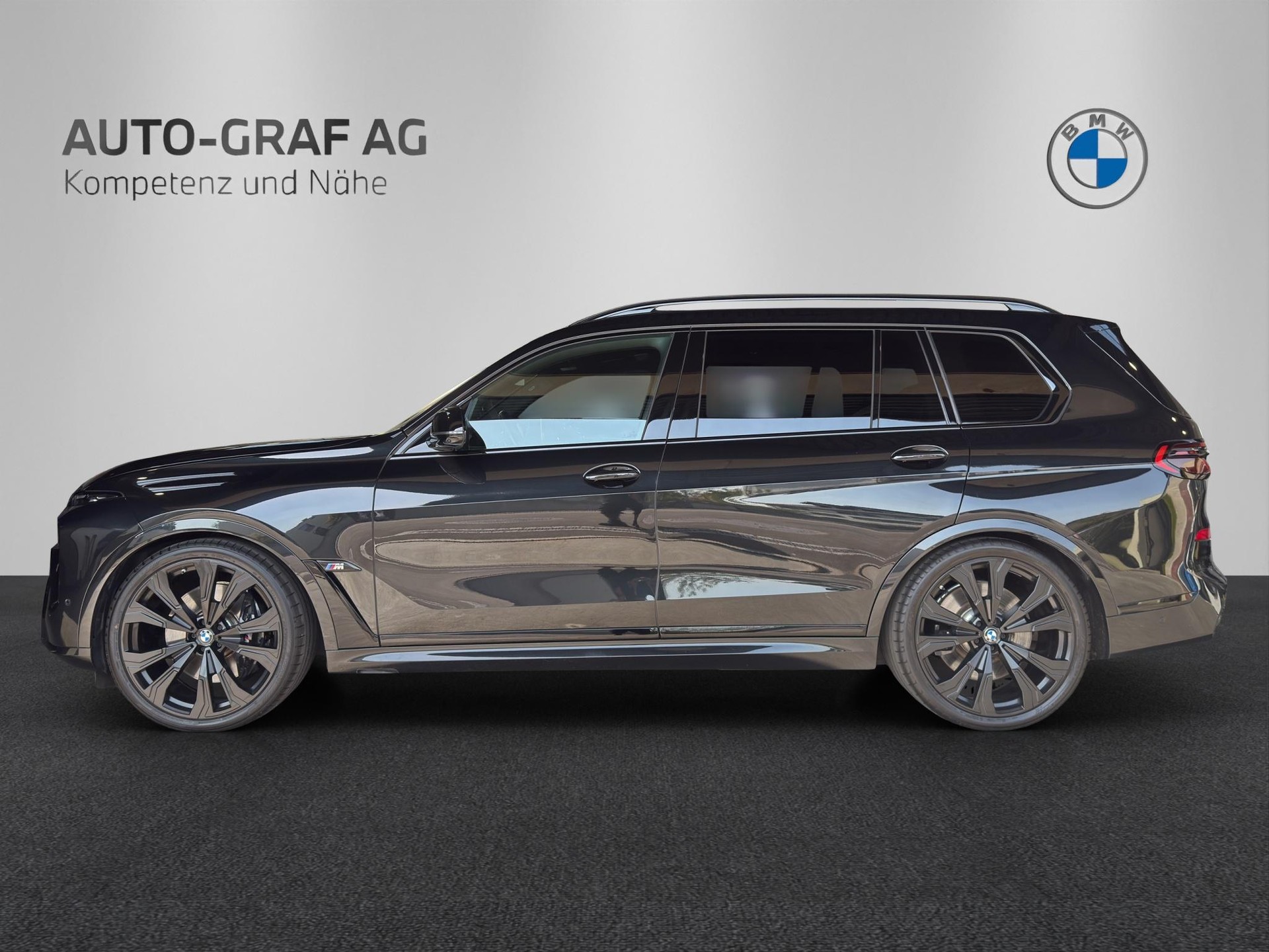 BMW X7 M60i-showroom-element-1