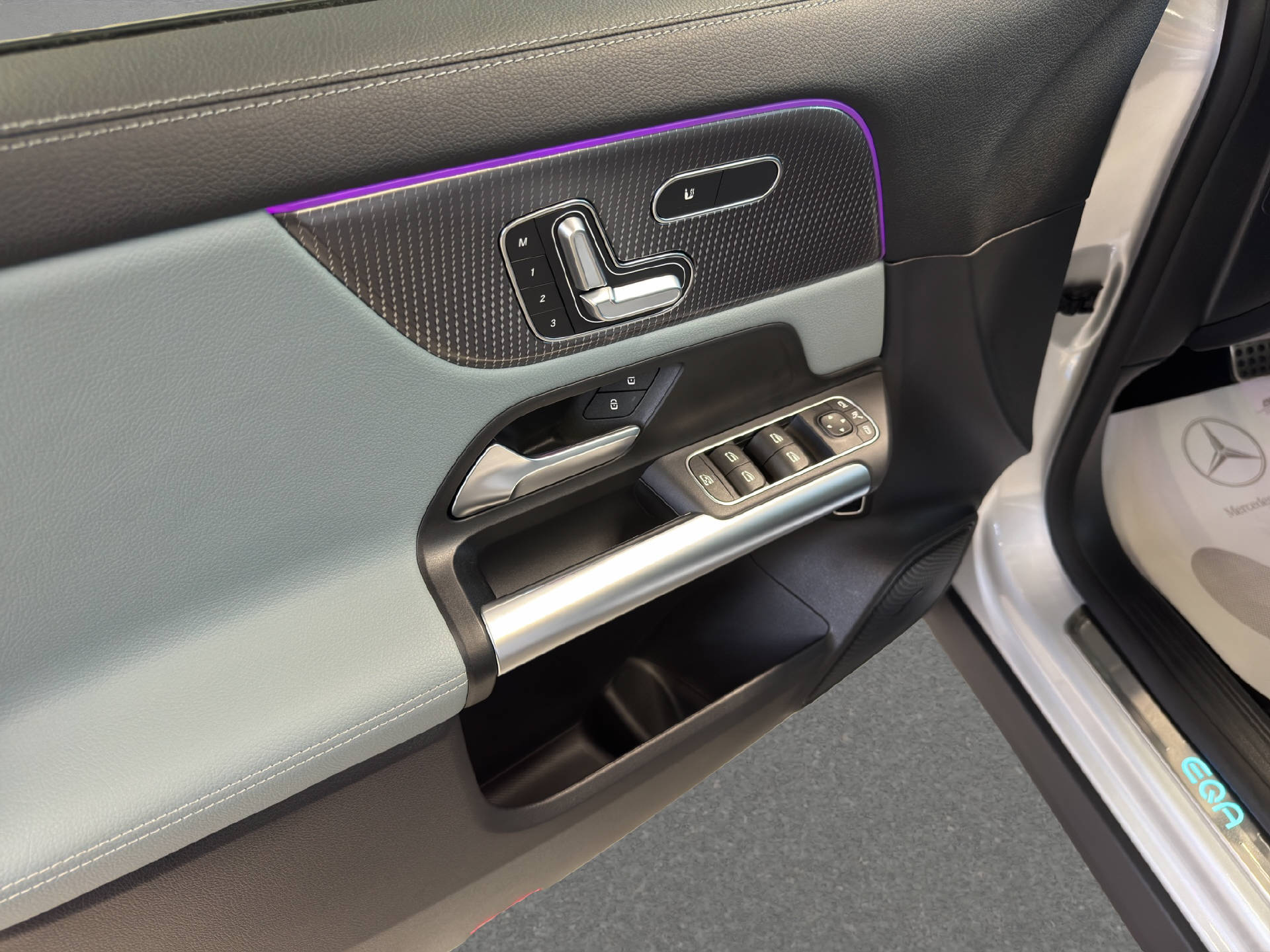 MERCEDES-BENZ EQA 300 Swiss Star AMG Line 4MATIC-image-13