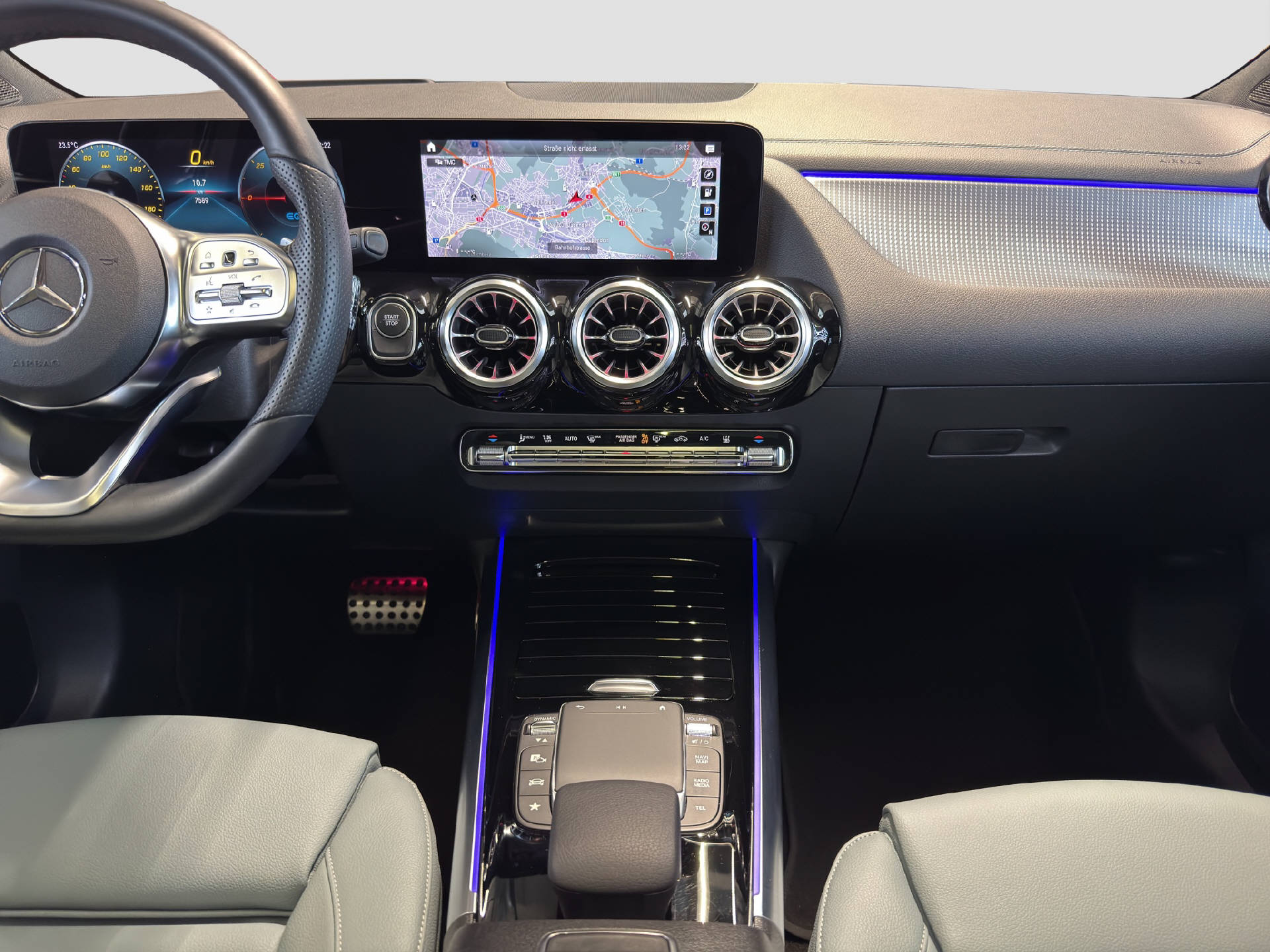 MERCEDES-BENZ EQA 300 Swiss Star AMG Line 4MATIC-image-10
