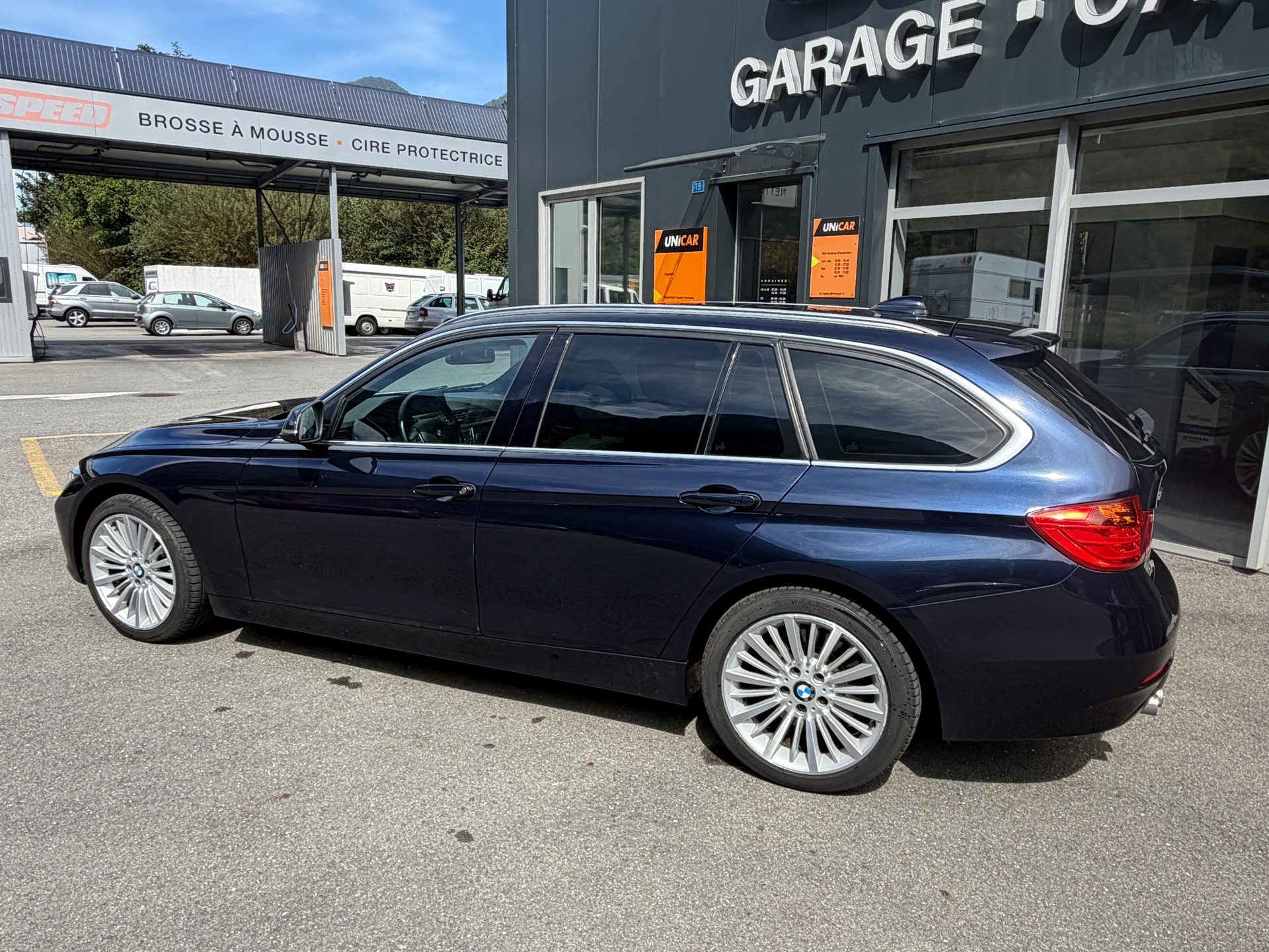 BMW 330d xDrive Touring Luxury Line Steptronic-showroom-element-2