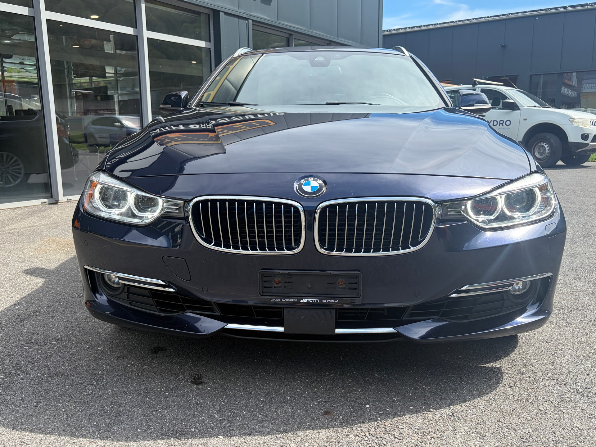 BMW 330d xDrive Touring Luxury Line Steptronic-showroom-element-1