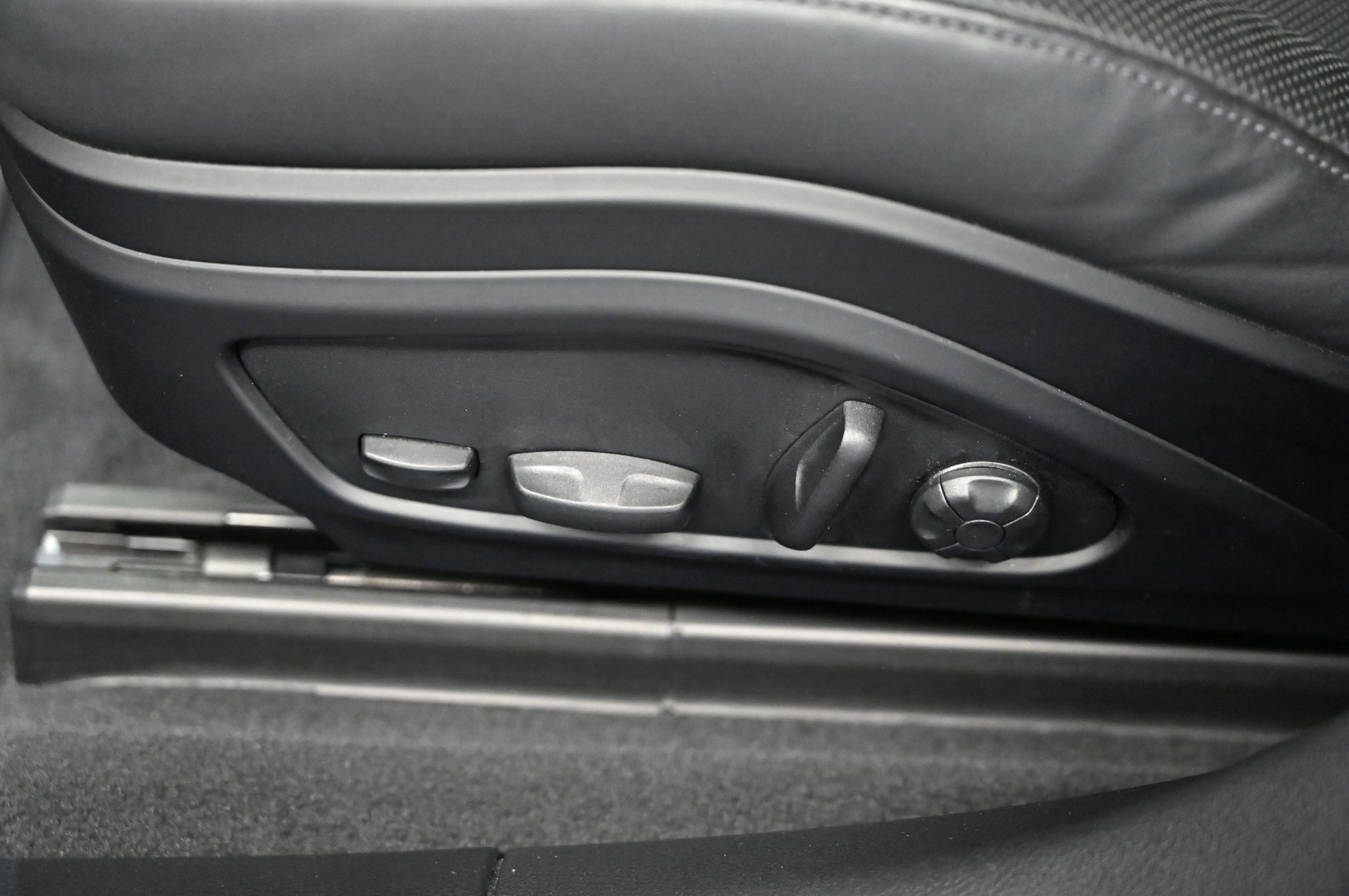 PORSCHE Panamera 4 E-Hybrid PDK "cherry metallic"-image-20