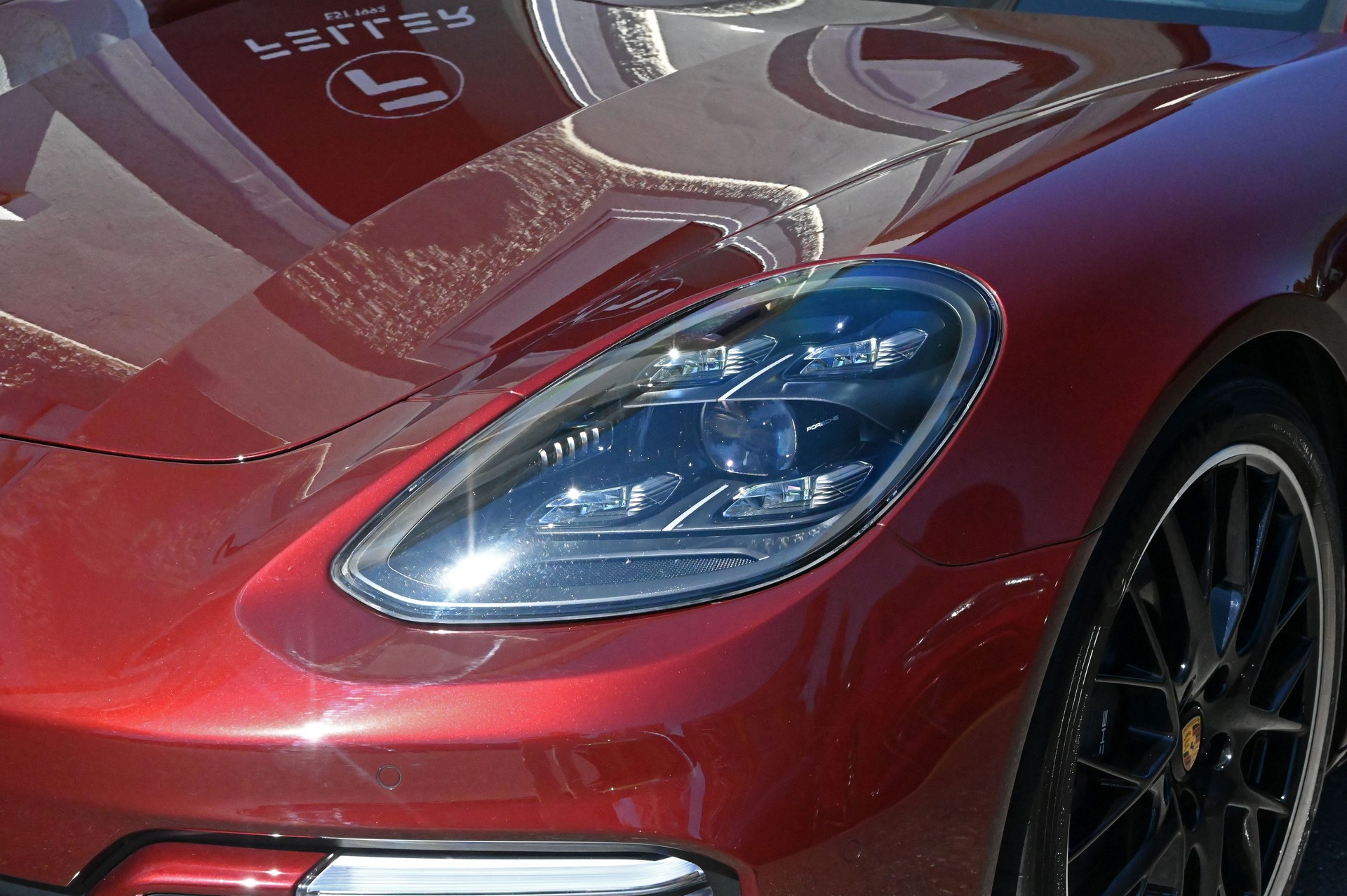 PORSCHE Panamera 4 E-Hybrid PDK "cherry metallic"-showroom-element-3