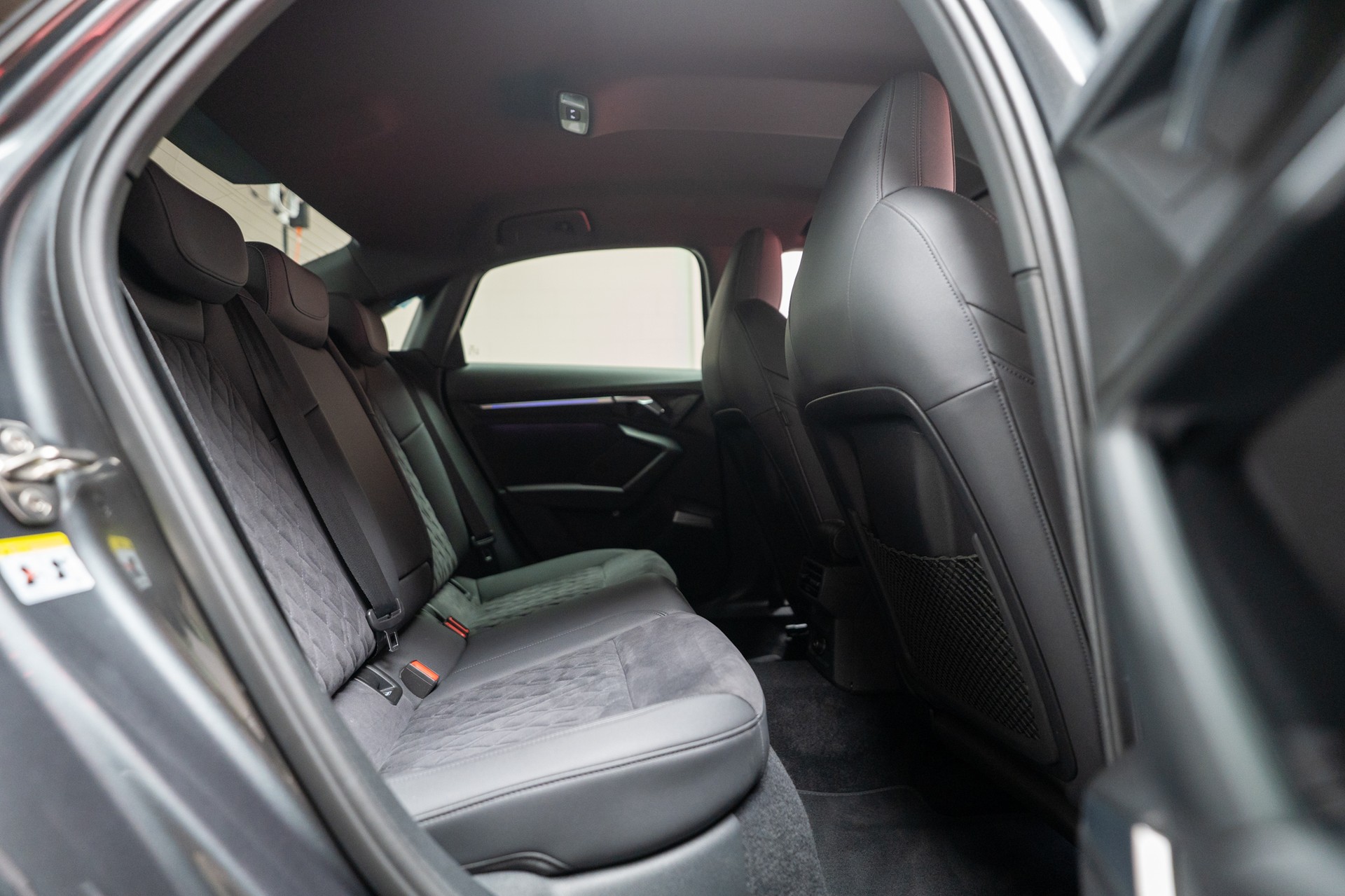 AUDI RS3 Limousine 2.5 TFSI quattro S-Tronic / Rückfahrkamera / Tempomat / Ambientebeleuchtung-image-13