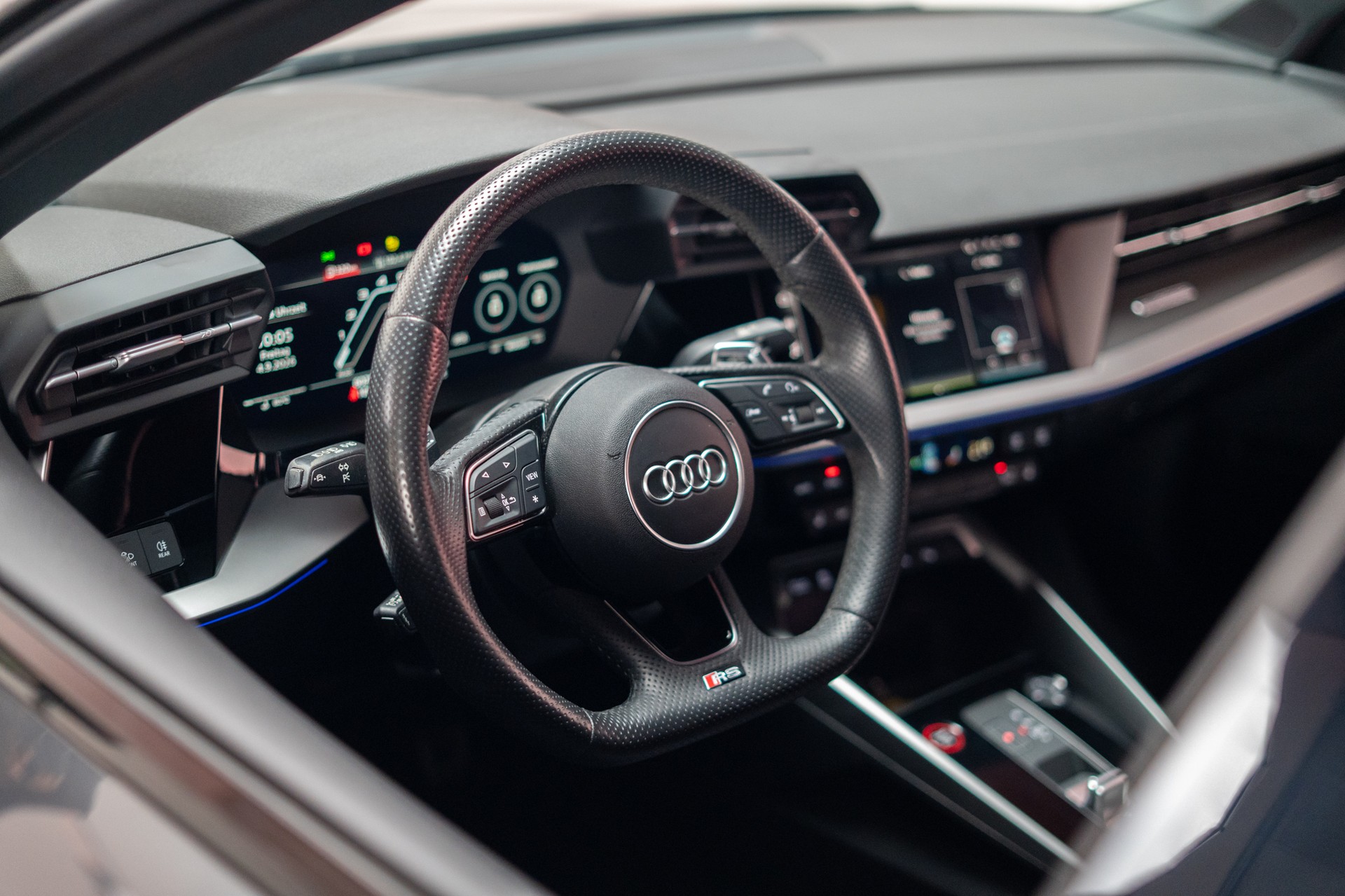 AUDI RS3 Limousine 2.5 TFSI quattro S-Tronic / Rückfahrkamera / Tempomat / Ambientebeleuchtung-image-9