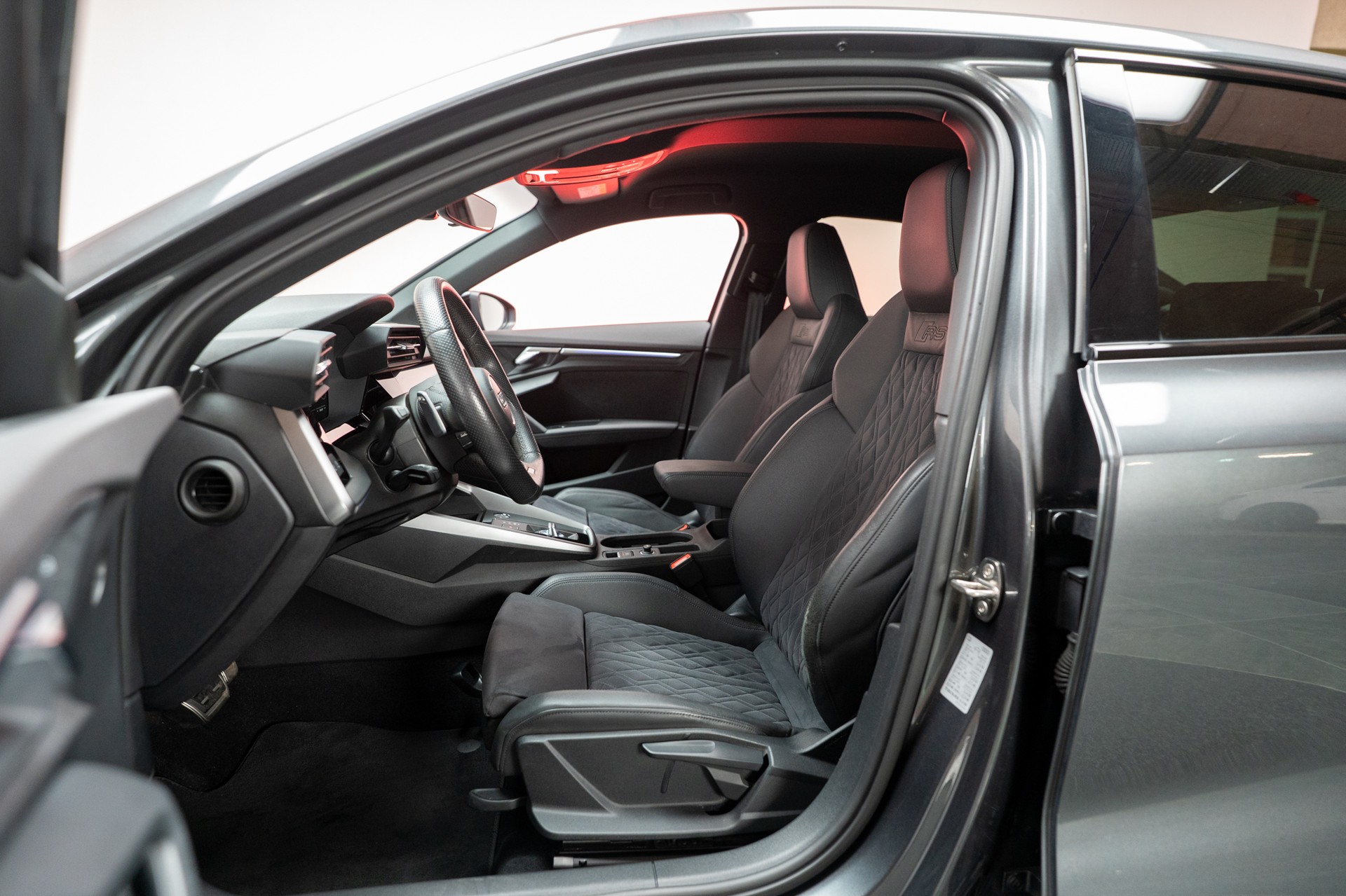 AUDI RS3 Limousine 2.5 TFSI quattro S-Tronic / Rückfahrkamera / Tempomat / Ambientebeleuchtung-image-8