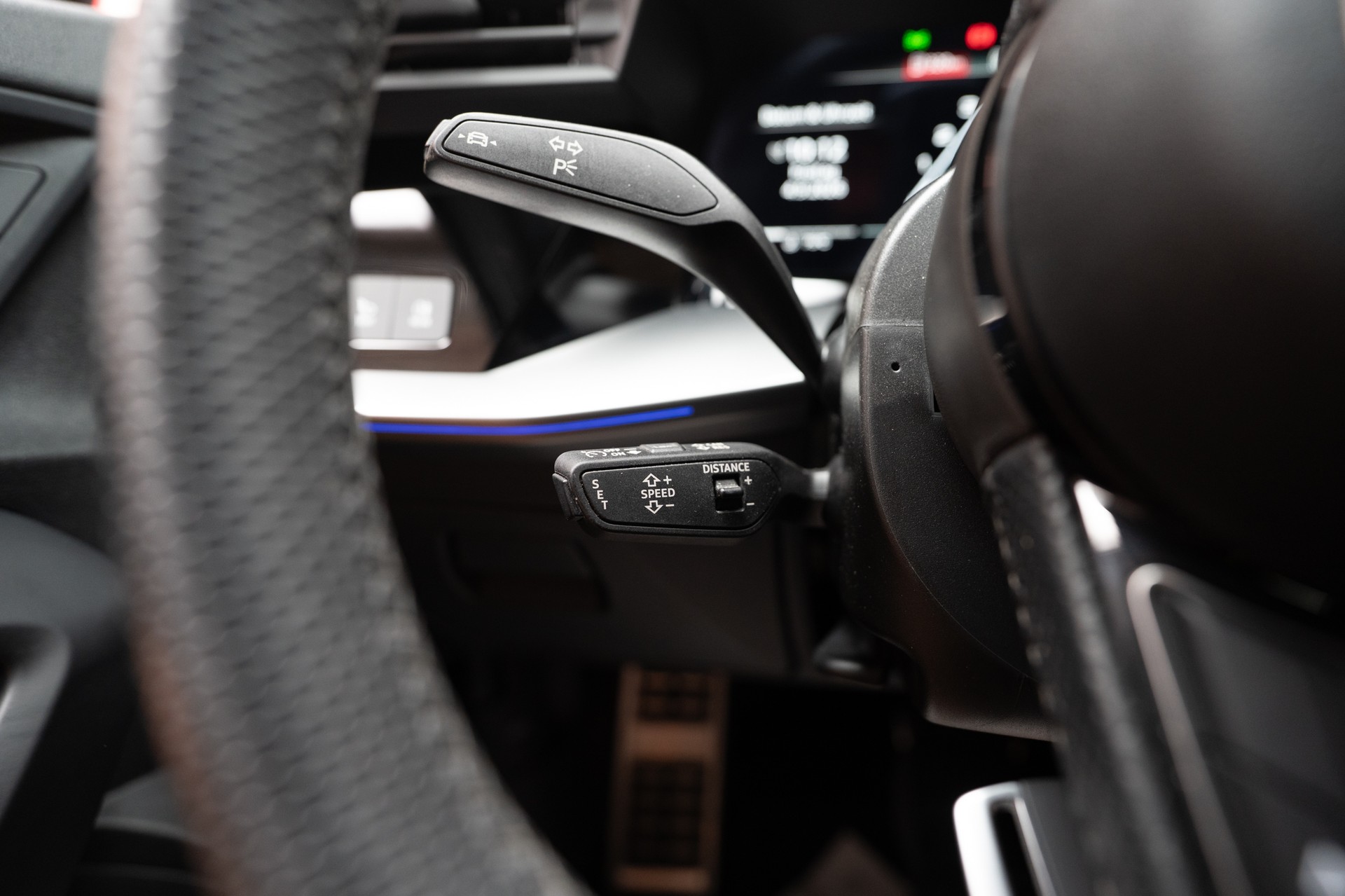 AUDI RS3 Limousine 2.5 TFSI quattro S-Tronic / Rückfahrkamera / Tempomat / Ambientebeleuchtung-image-19
