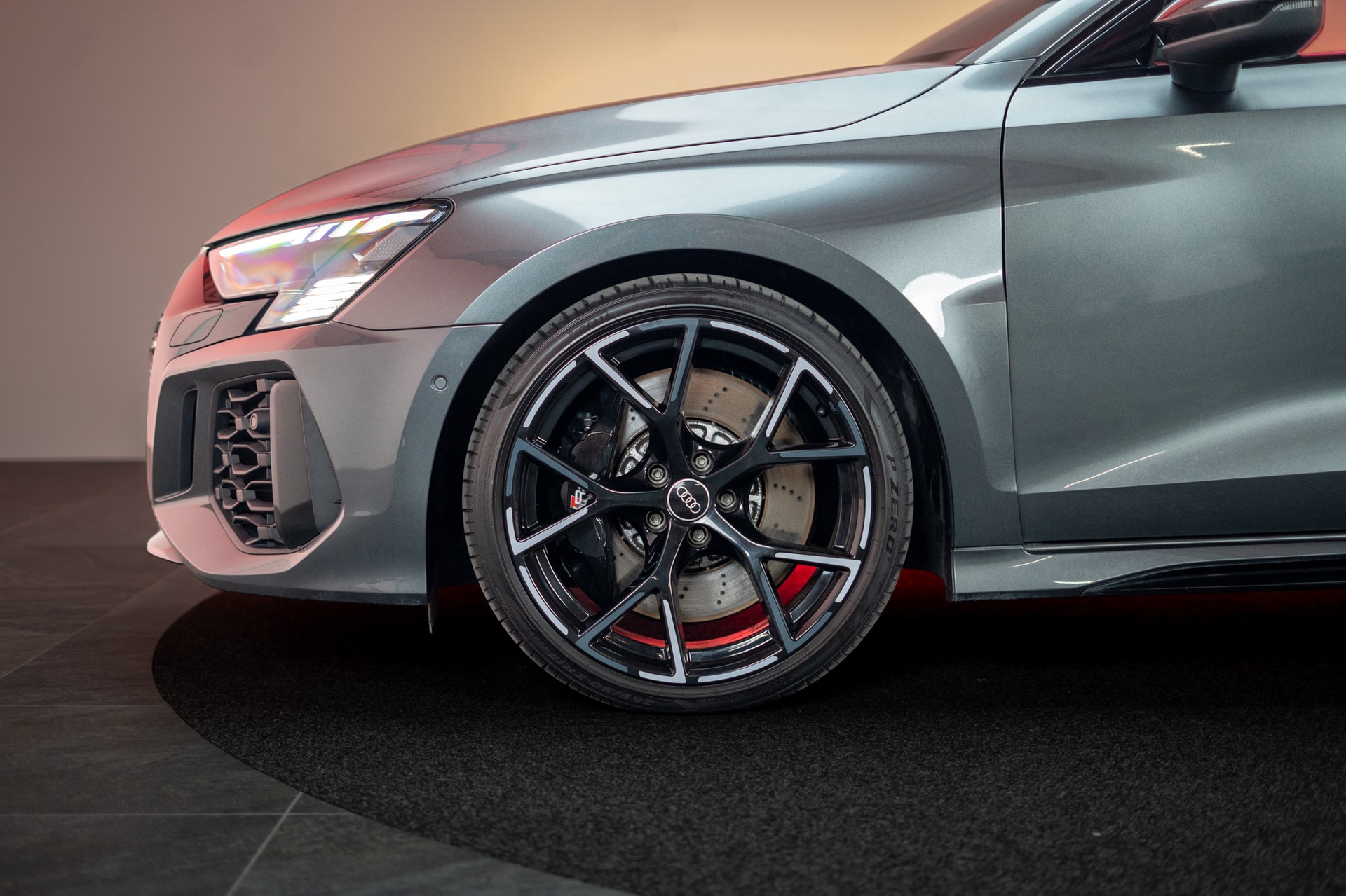 AUDI RS3 Limousine 2.5 TFSI quattro S-Tronic / Rückfahrkamera / Tempomat / Ambientebeleuchtung-image-28