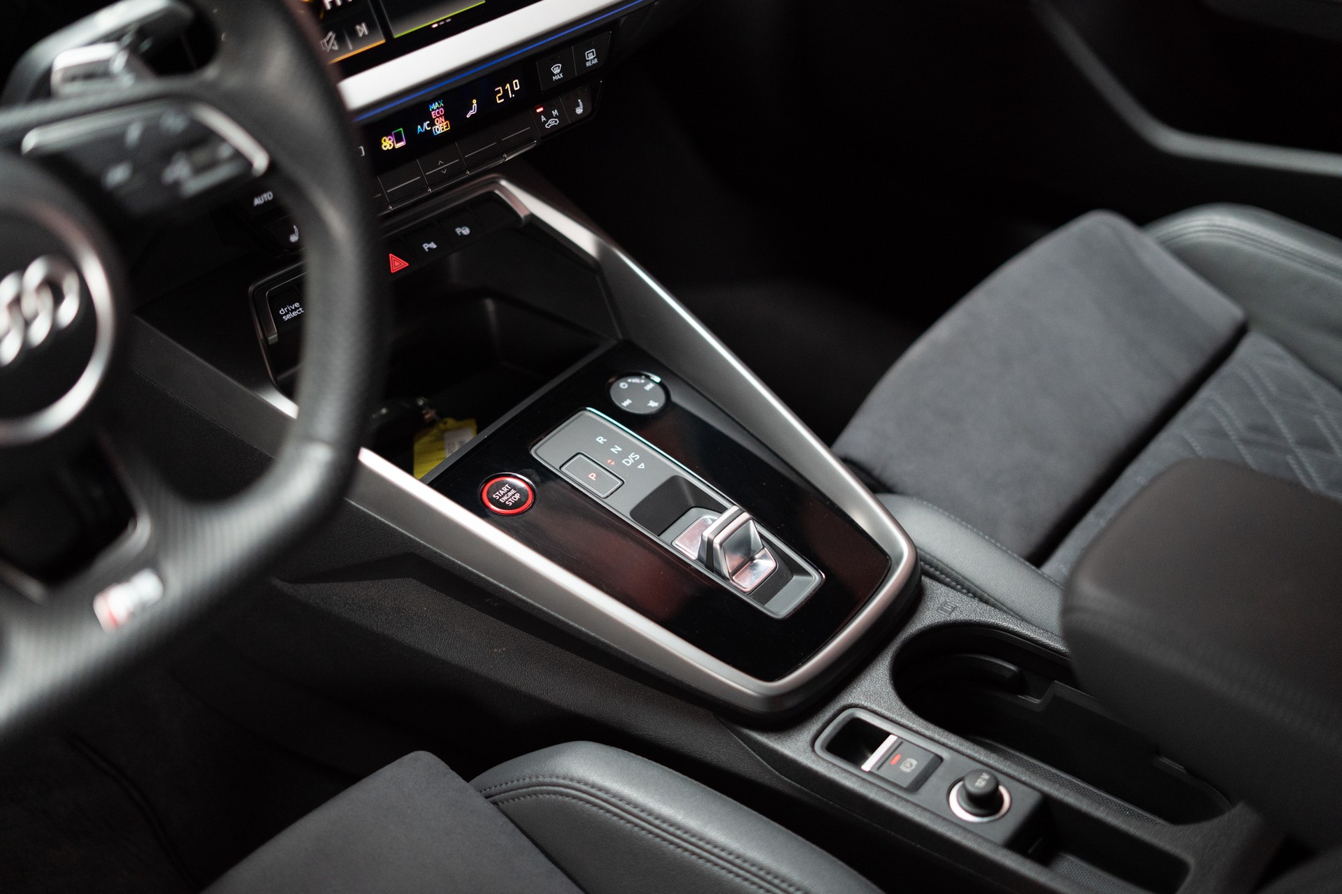 AUDI RS3 Limousine 2.5 TFSI quattro S-Tronic / Rückfahrkamera / Tempomat / Ambientebeleuchtung-image-11
