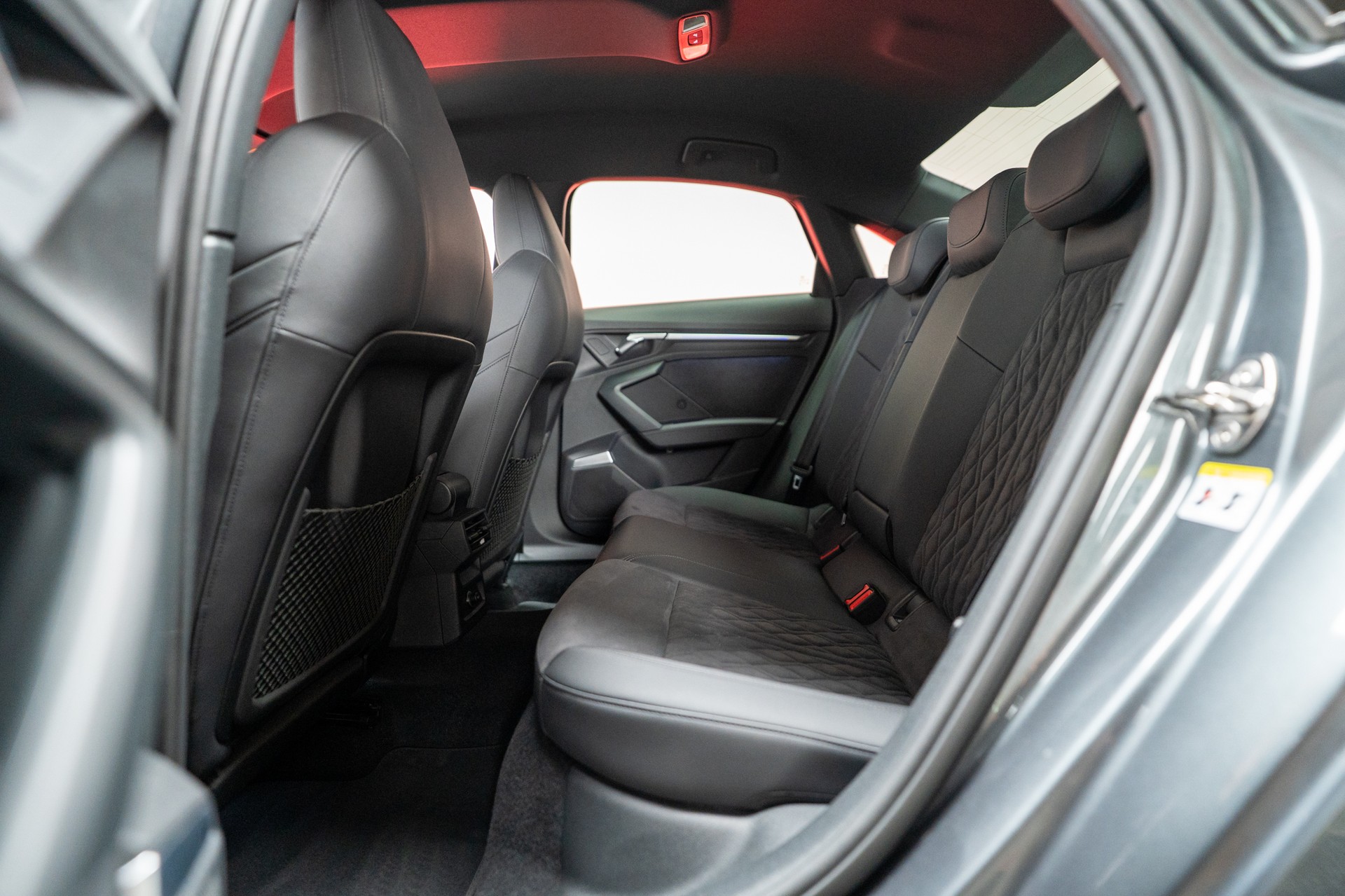 AUDI RS3 Limousine 2.5 TFSI quattro S-Tronic / Rückfahrkamera / Tempomat / Ambientebeleuchtung-image-12