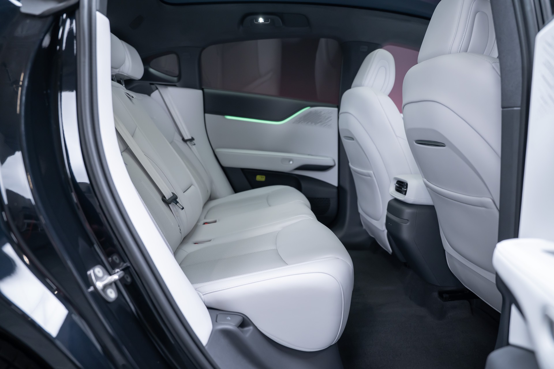 XPENG G6 80kWh Performance AWD / Anhängerkupplung schwenkbar / Panoramadach / 360° Kamera-image-19