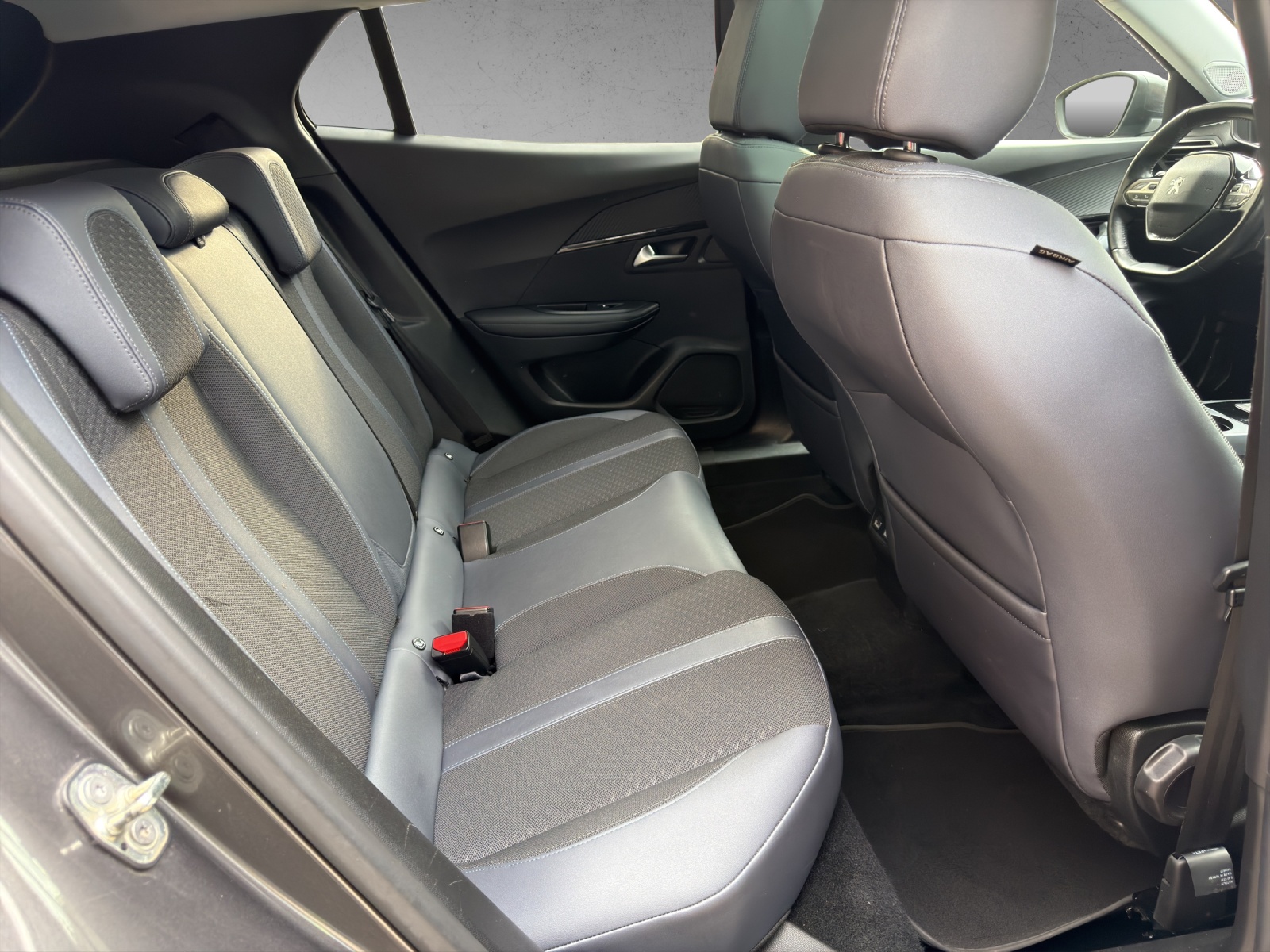 PEUGEOT 2008 1.2 PureTech Allure EAT8-image-14