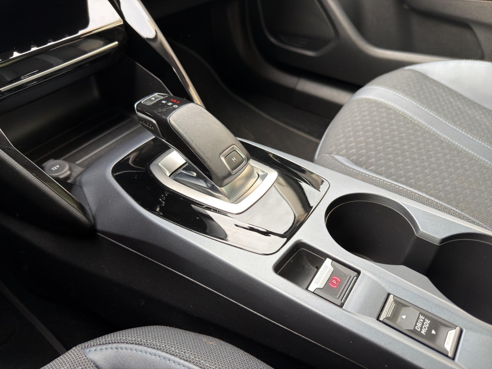 PEUGEOT 2008 1.2 PureTech Allure EAT8-image-11