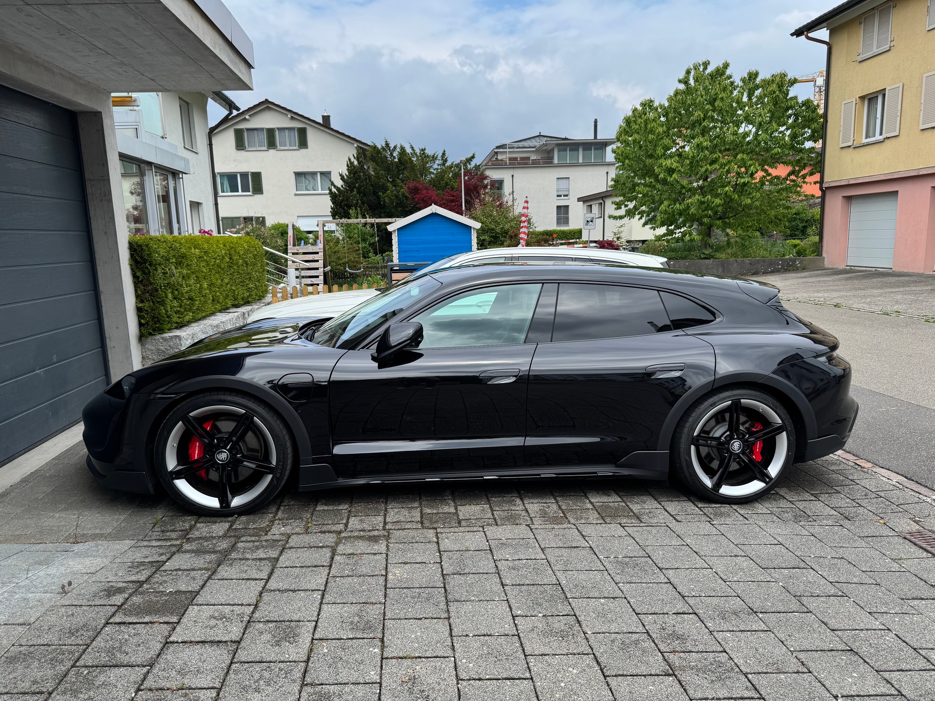 PORSCHE Taycan 4S Cross Turismo-image-1