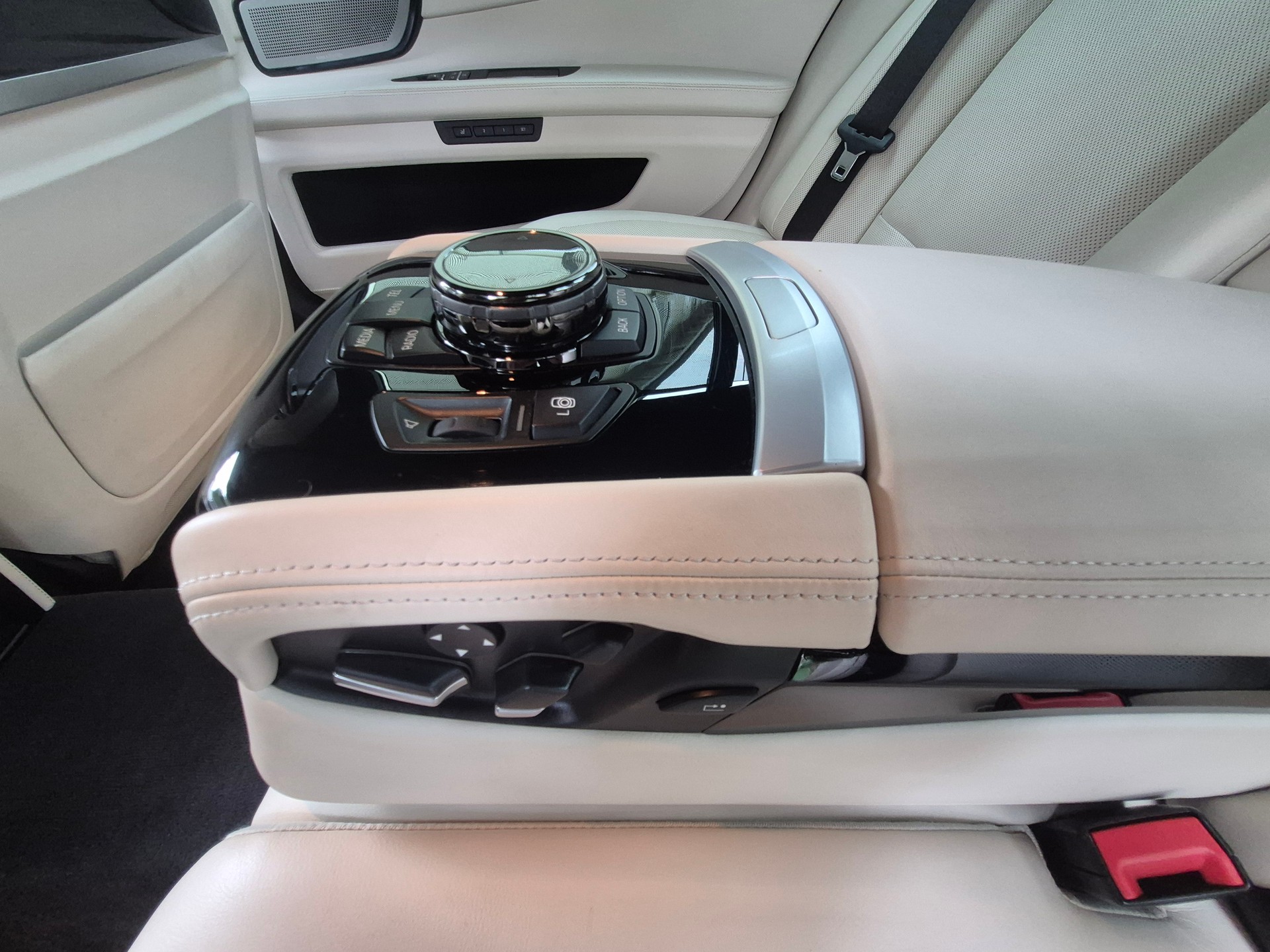 BMW 750Li xDrive-image-13