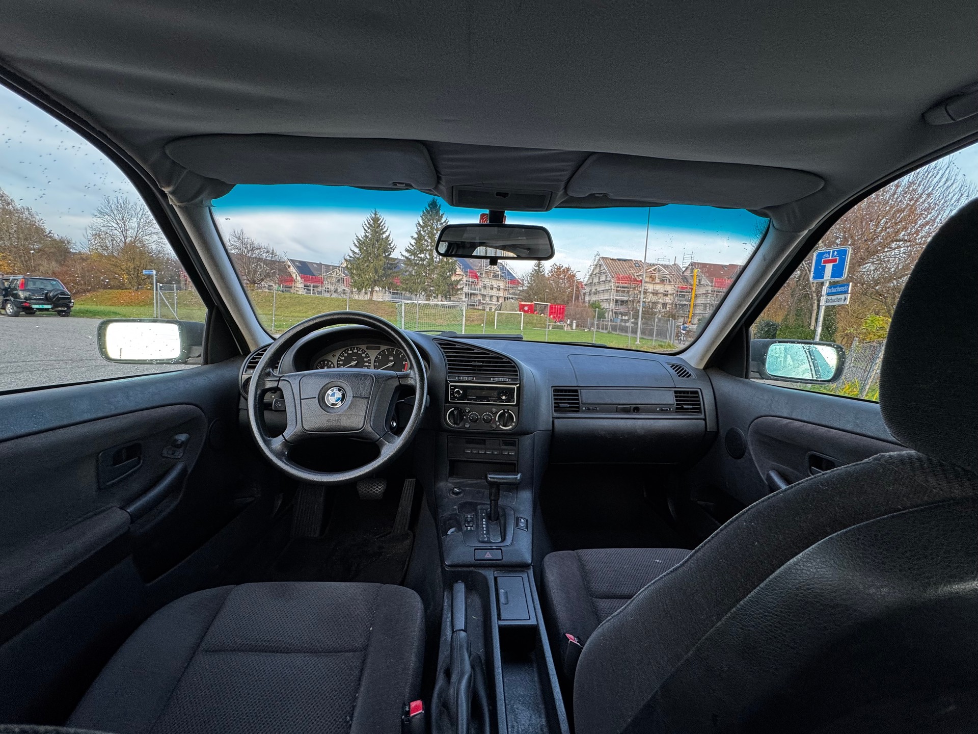BMW 318i-image-8