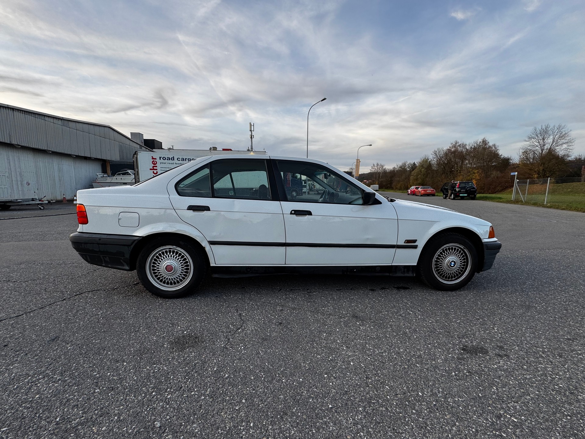 BMW 318i-image-7