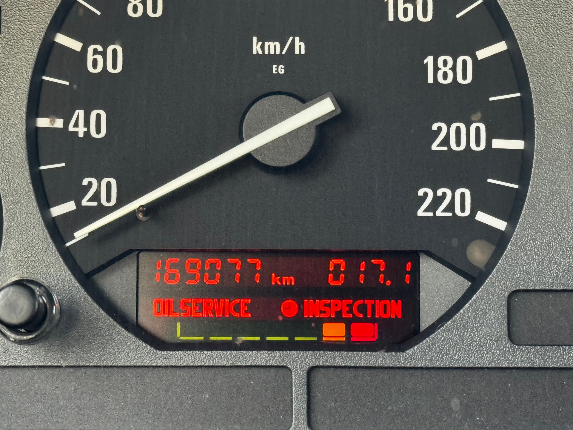 BMW 318i-image-12