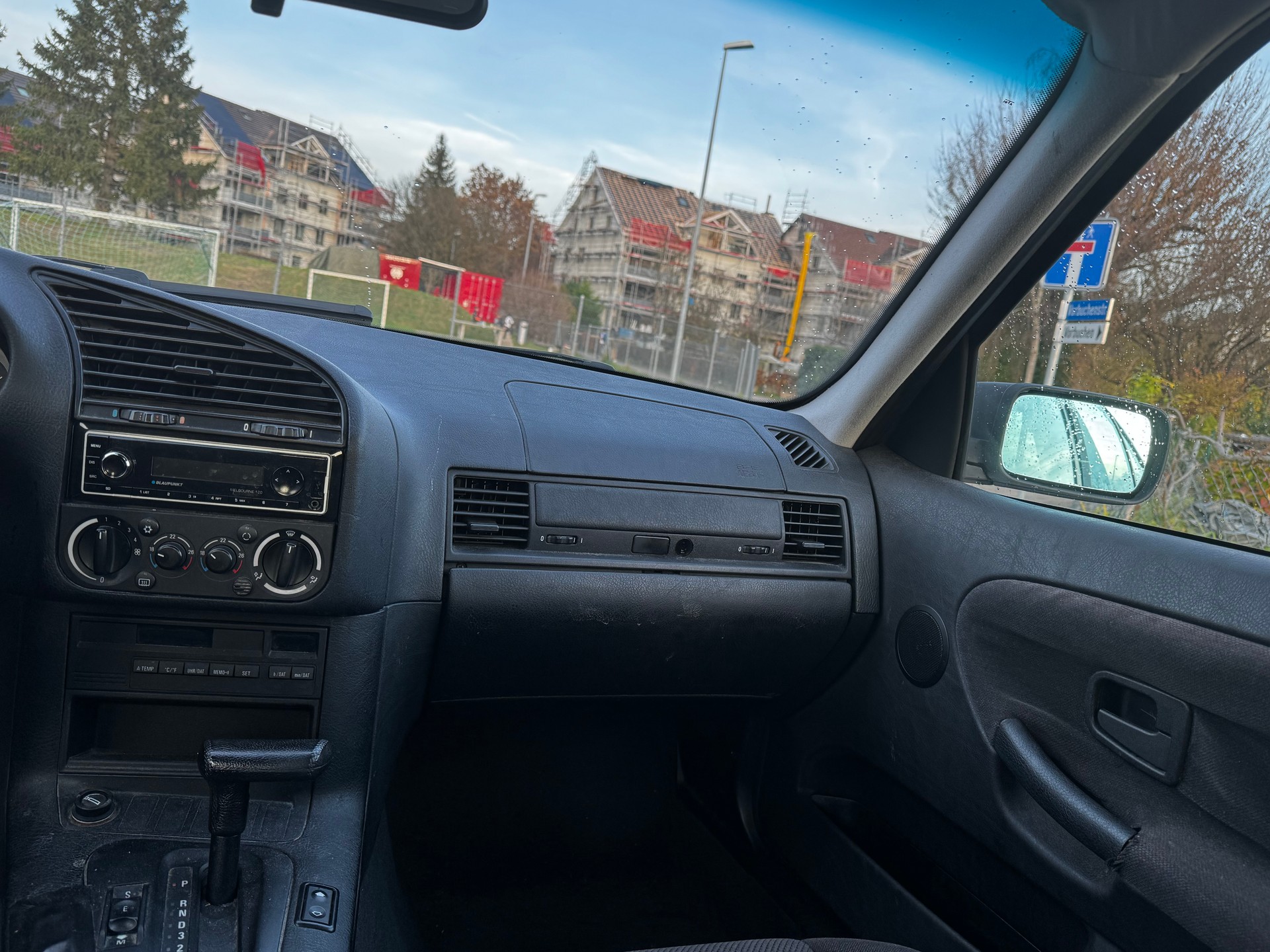 BMW 318i-image-9
