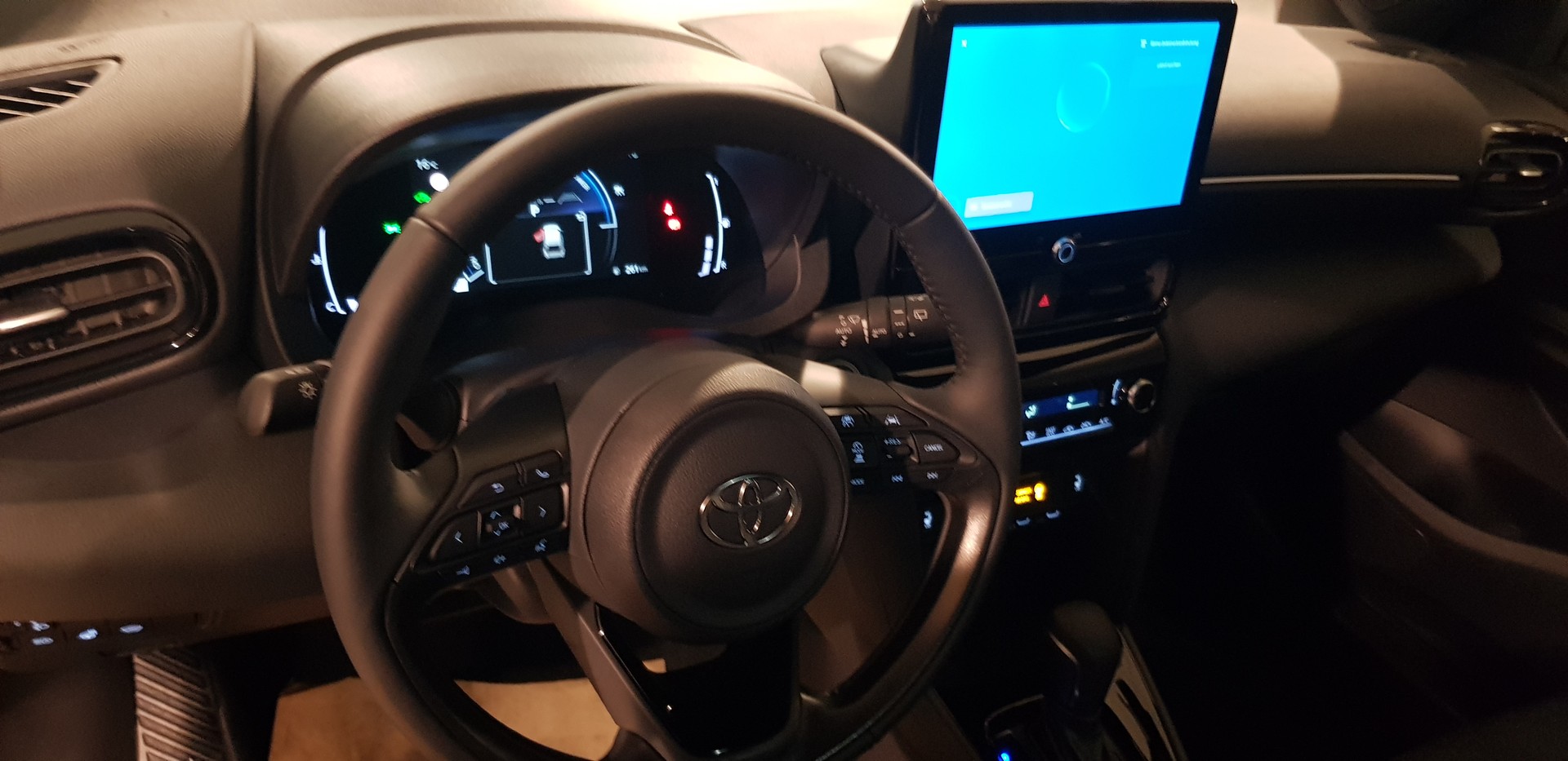 TOYOTA TOYOTA YARIS CROSS HYBRID 1.5 TREND-image-6