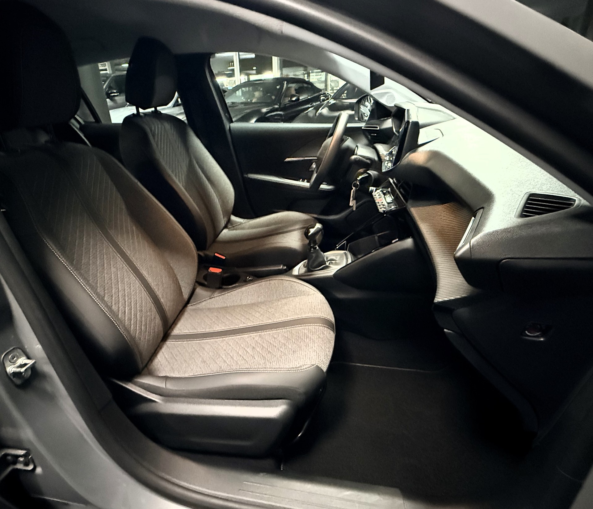 PEUGEOT 208 1.2 Active-image-10