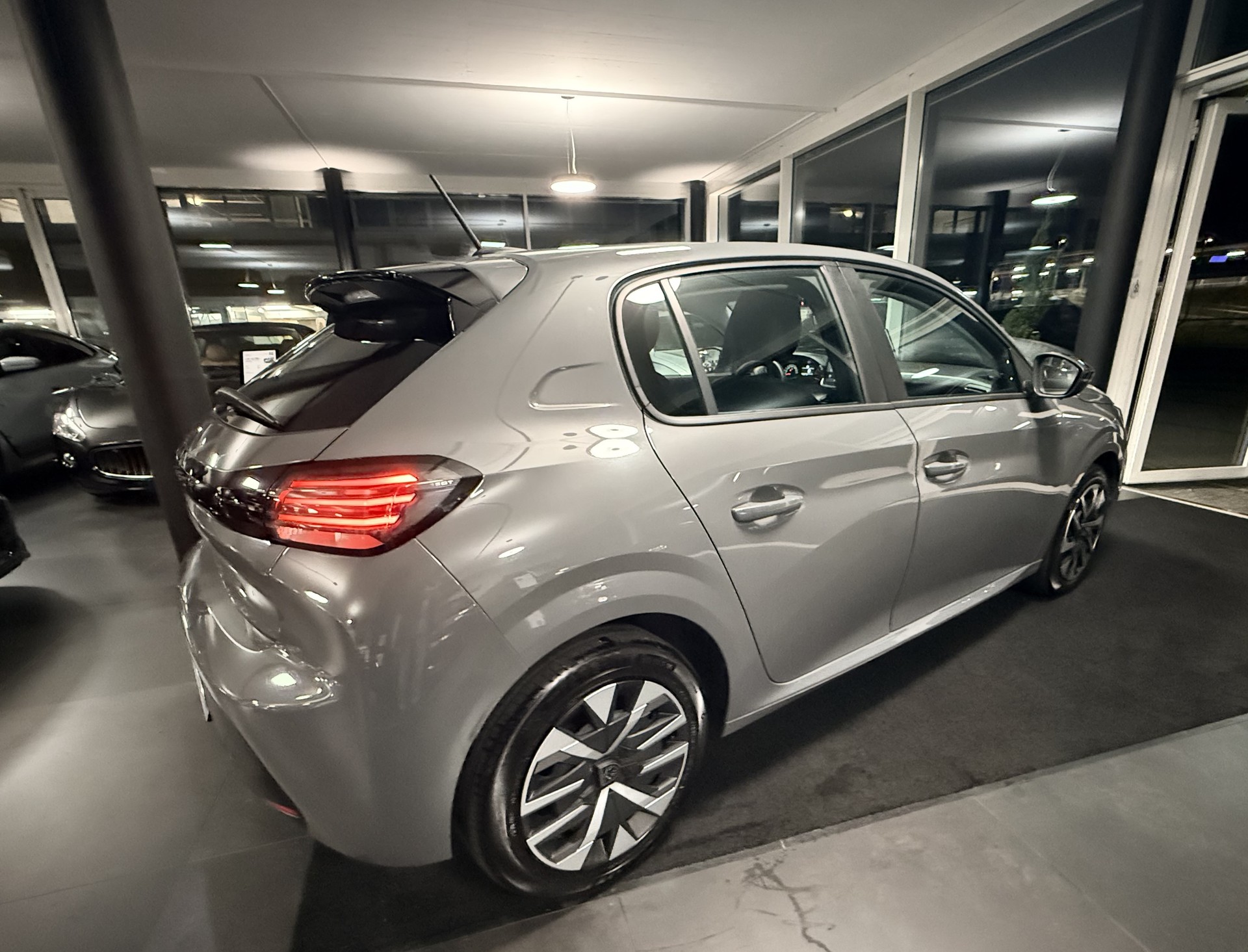 PEUGEOT 208 1.2 Active-image-8