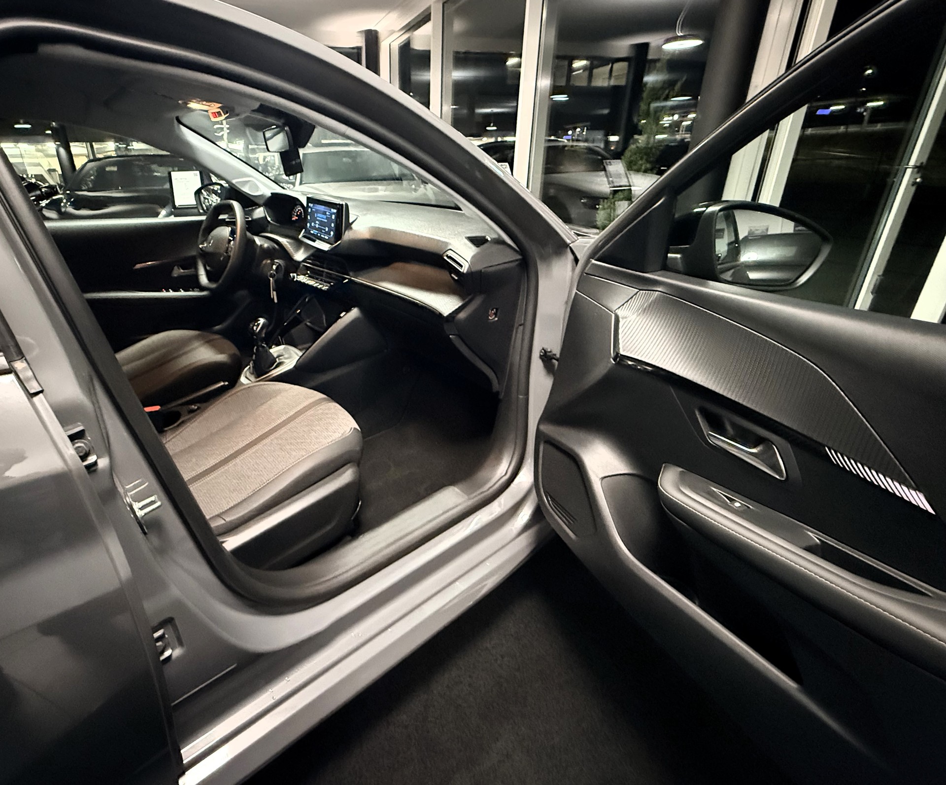 PEUGEOT 208 1.2 Active-image-9