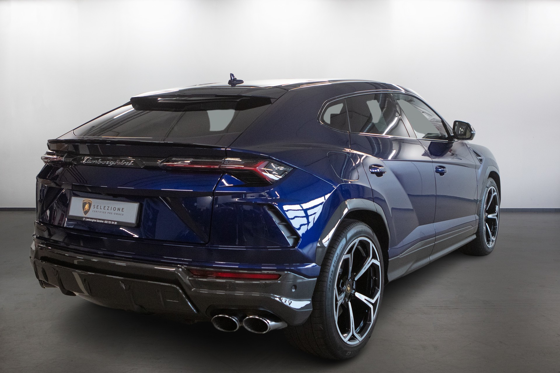 LAMBORGHINI Urus E-Gear-showroom-element-2