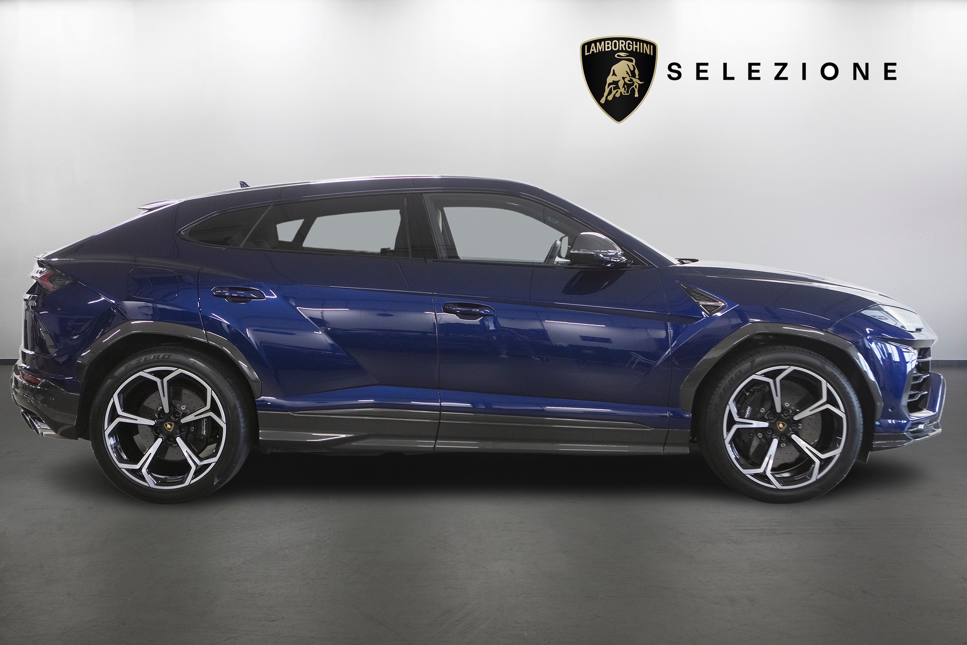 LAMBORGHINI Urus E-Gear-showroom-element-1