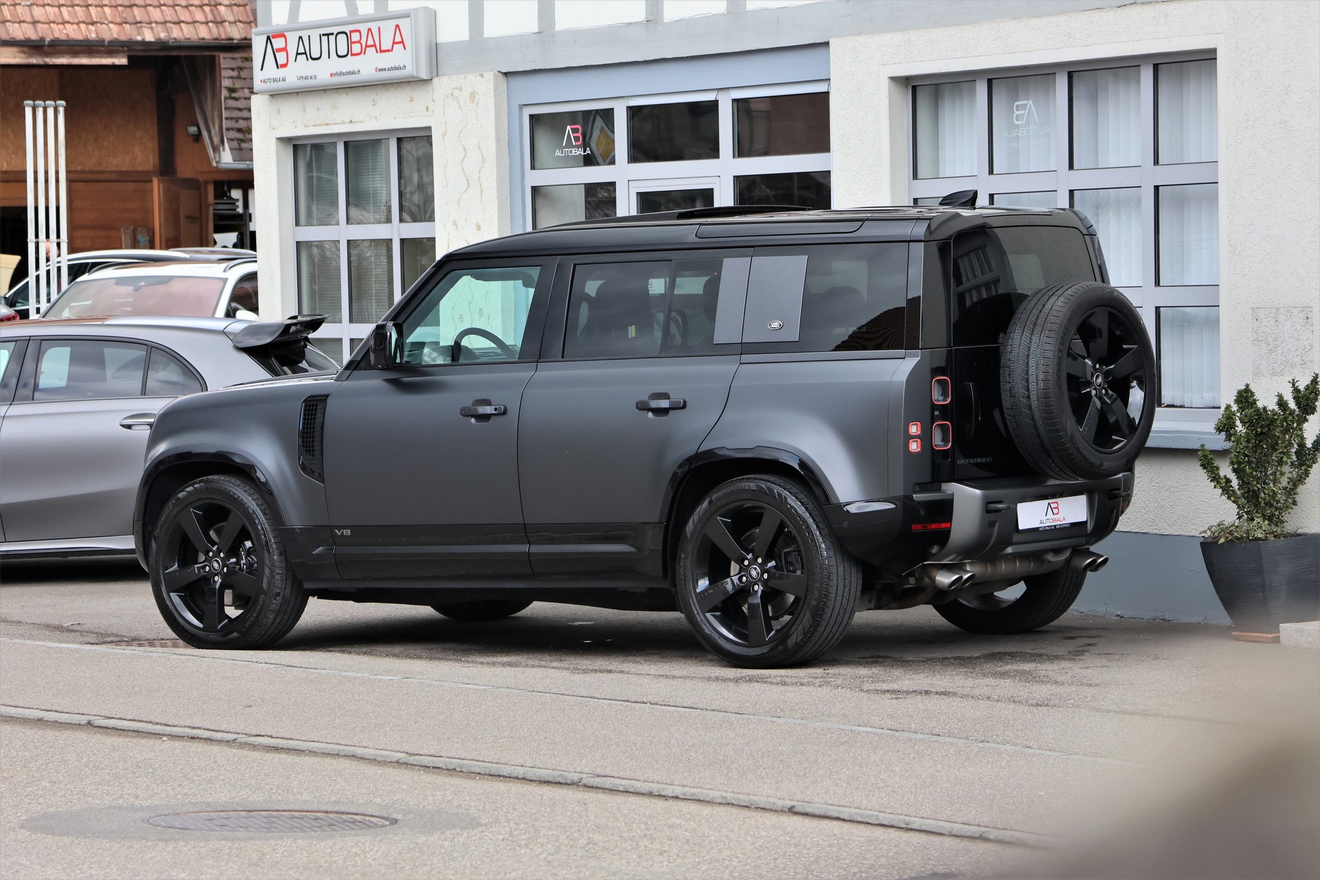 LAND ROVER Defender 110 525 V8 5.0 Carpathian Edition AT8 "StormGrey" 3'500KG AHK-image-4