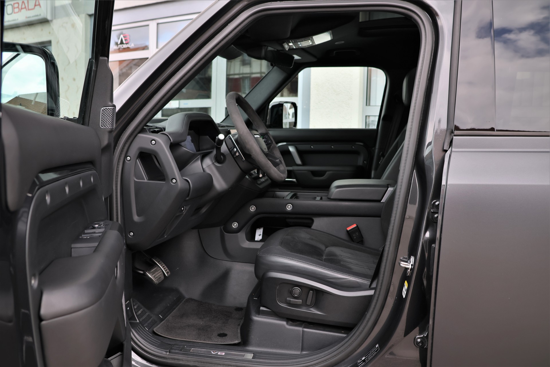 LAND ROVER Defender 110 525 V8 5.0 Carpathian Edition AT8 "StormGrey" 3'500KG AHK-image-9
