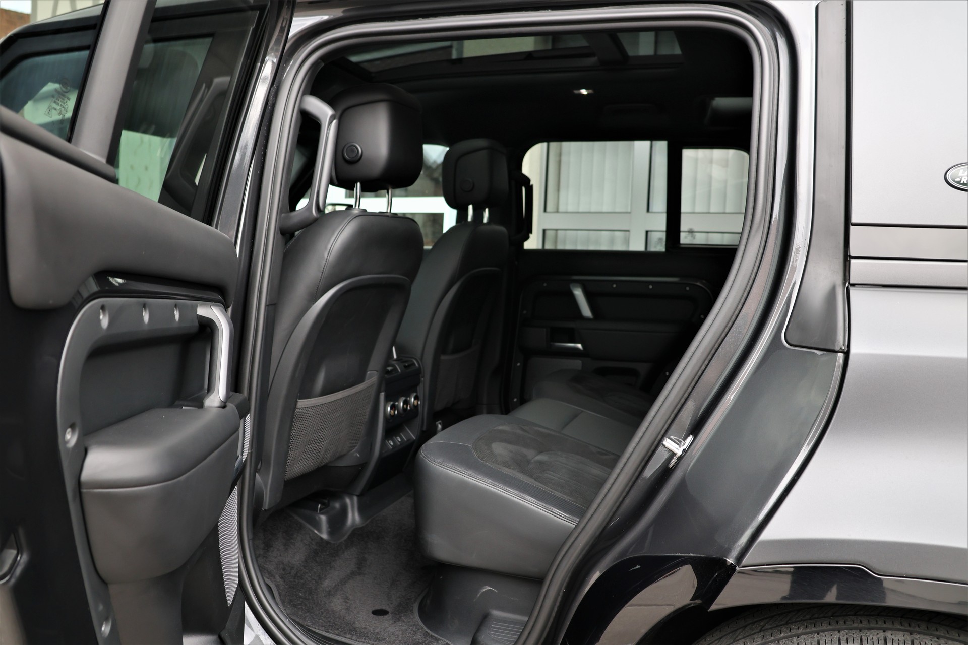 LAND ROVER Defender 110 525 V8 5.0 Carpathian Edition AT8 "StormGrey" 3'500KG AHK-image-13