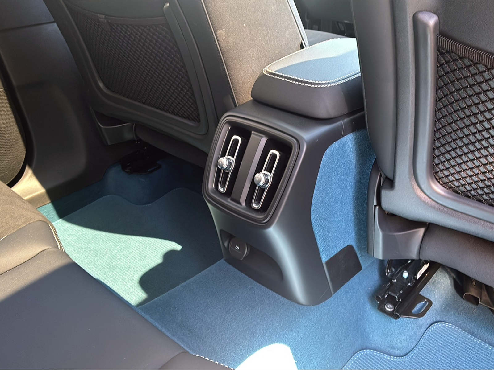 VOLVO C40 Recharge Twin-image-14