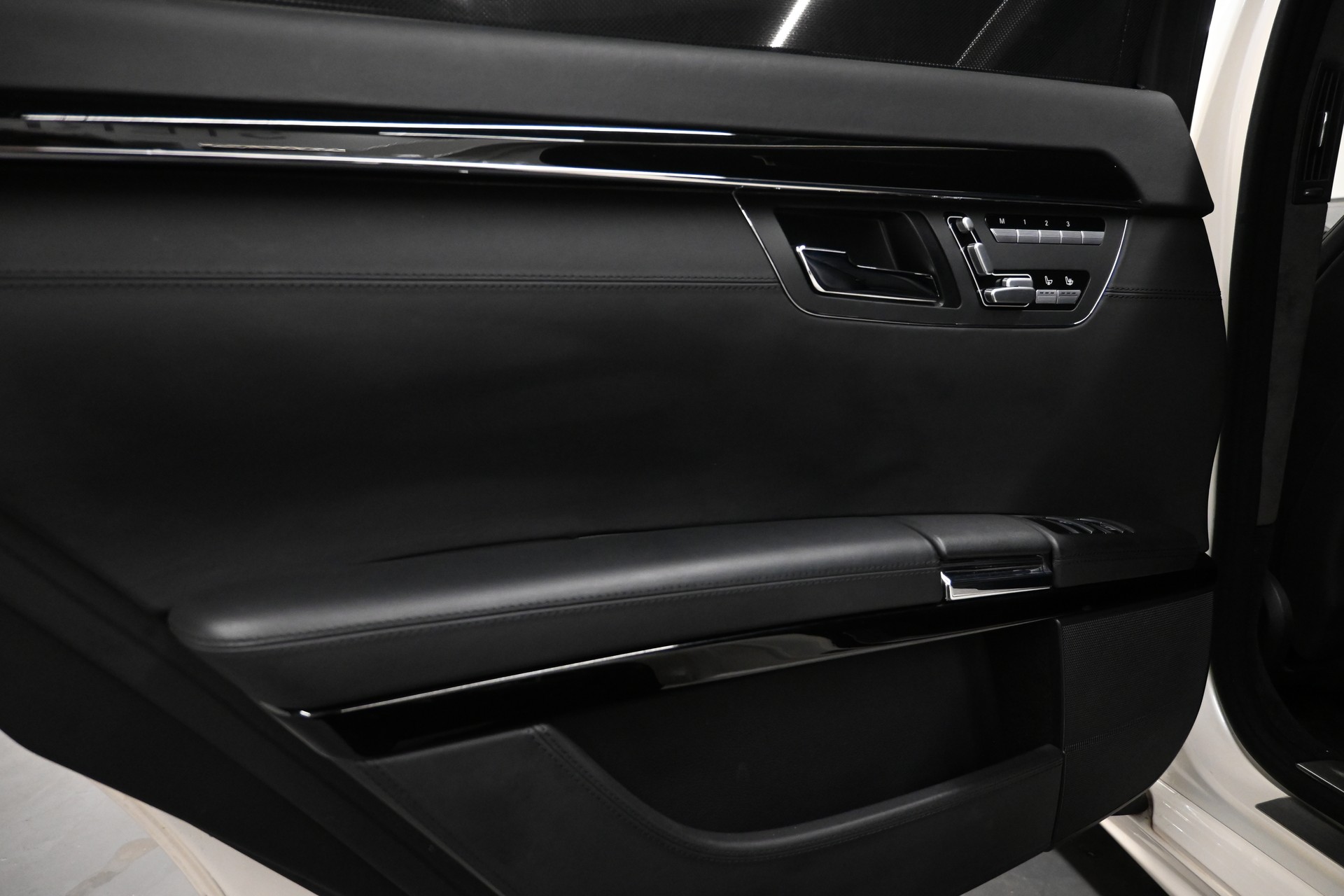 MERCEDES-BENZ S 65 AMG L Automatic-image-19