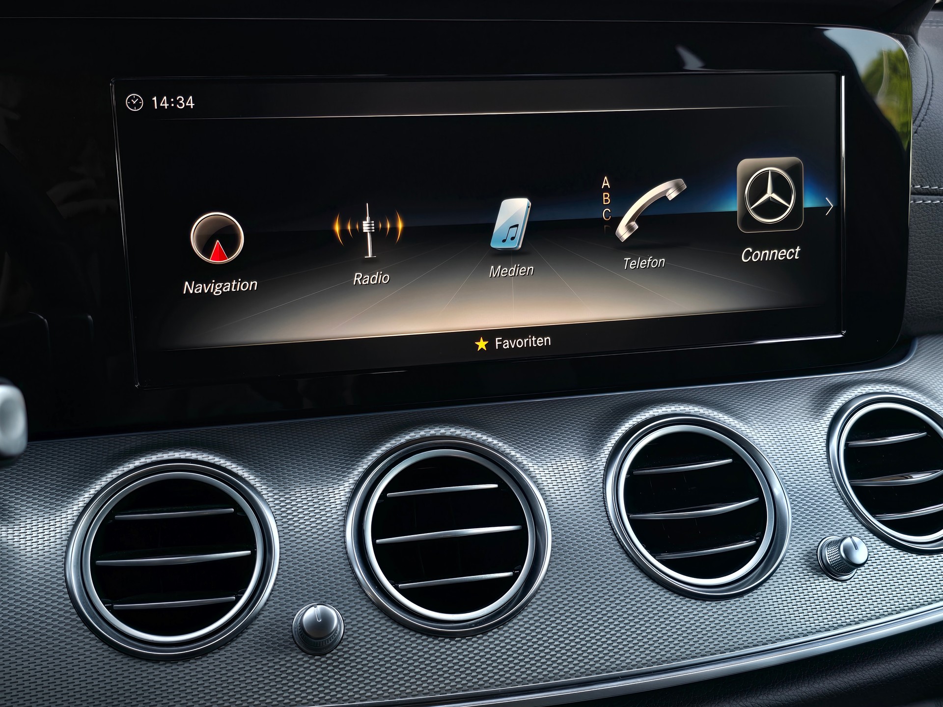 MERCEDES-BENZ E 220 d T 4Matic AMG Line 9G-Tronic mit AHK-image-26