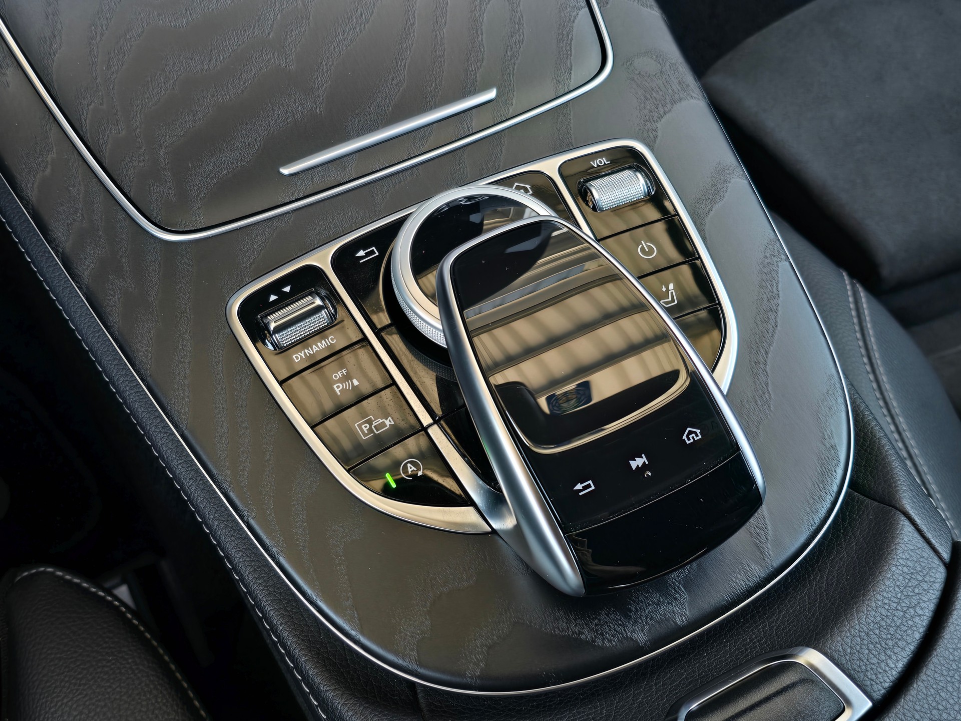 MERCEDES-BENZ E 220 d T 4Matic AMG Line 9G-Tronic mit AHK-image-30