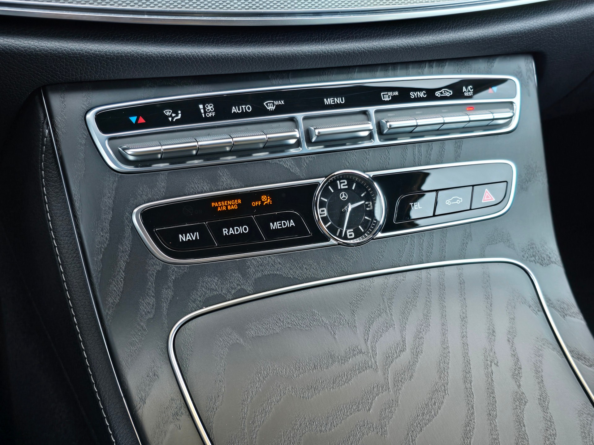 MERCEDES-BENZ E 220 d T 4Matic AMG Line 9G-Tronic mit AHK-image-27